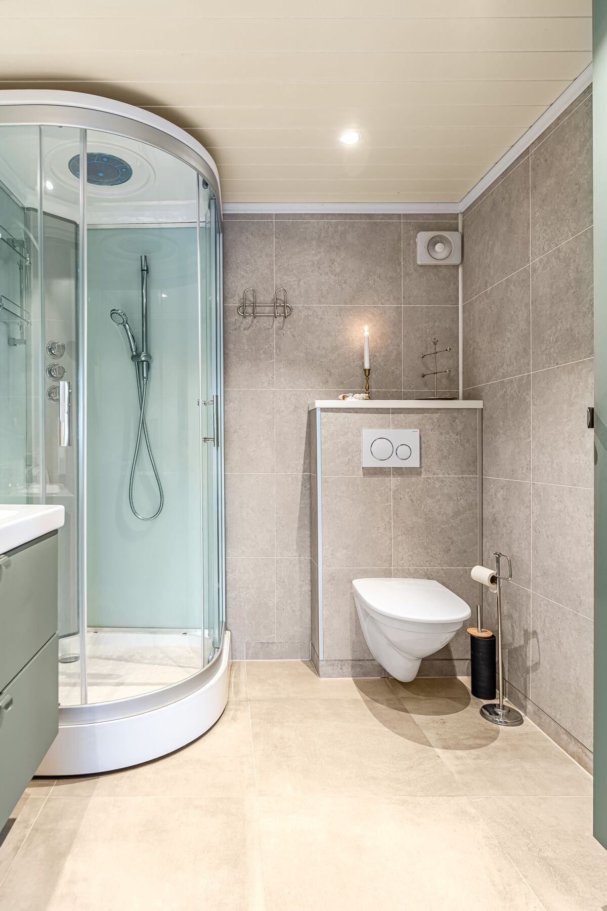 Badet er utstyrt med baderomsinnredning. dusjkabinett og toalett Galleribilde