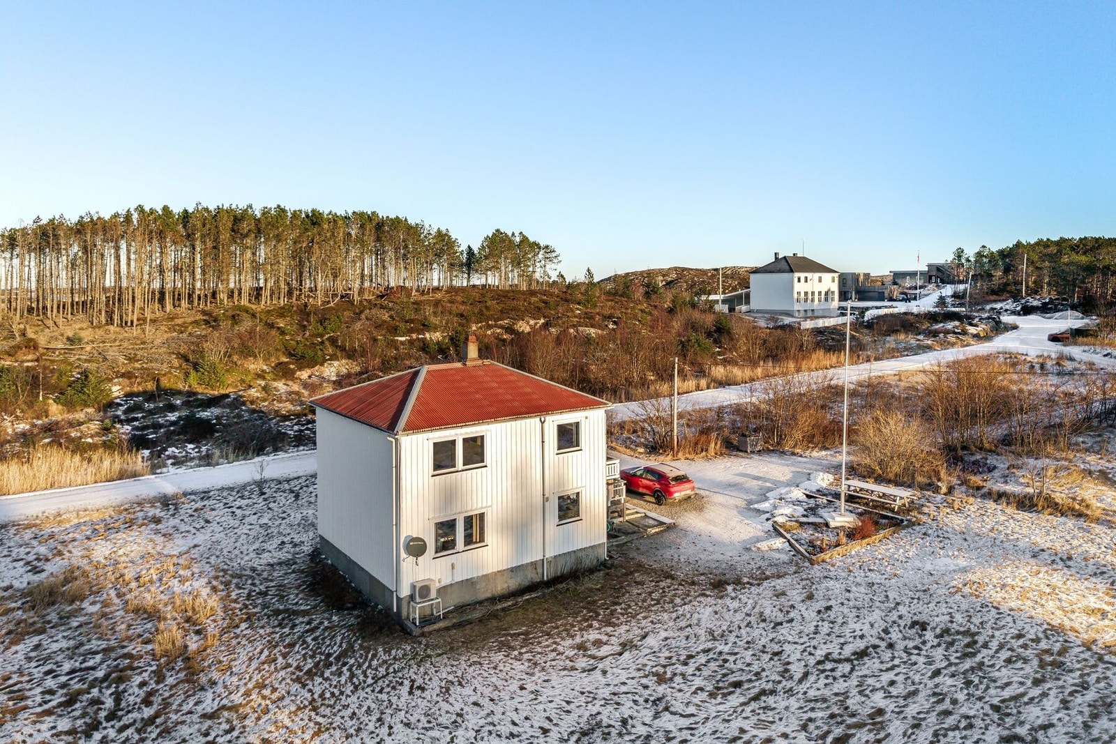 Kort vei til marina. Eiendommen ligger sosialt til med Valen Grendalag som nærmeste nabo Galleribilde