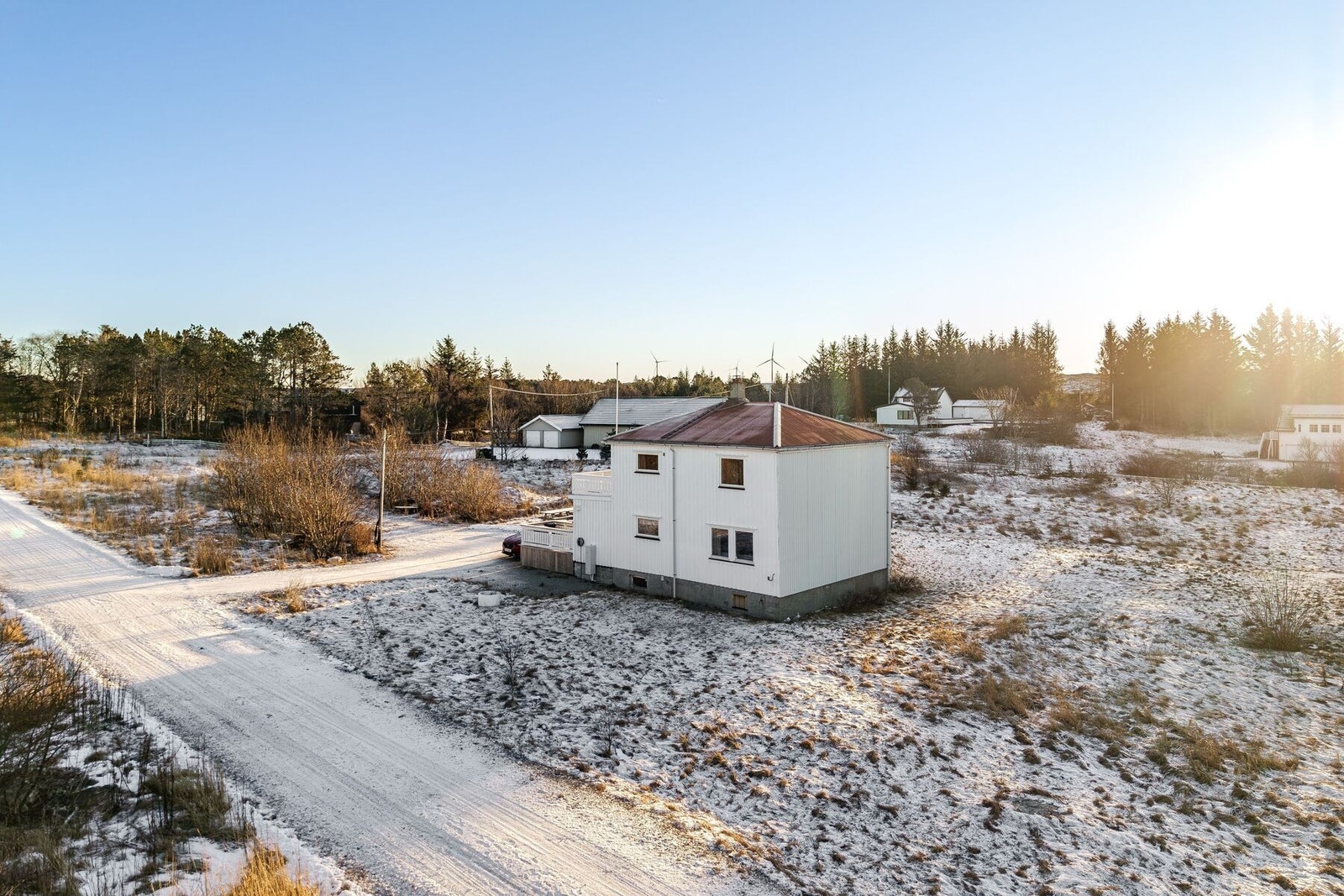 Eiendommen ligger med kort vei til flere flotte tursteder og badevann Galleribilde