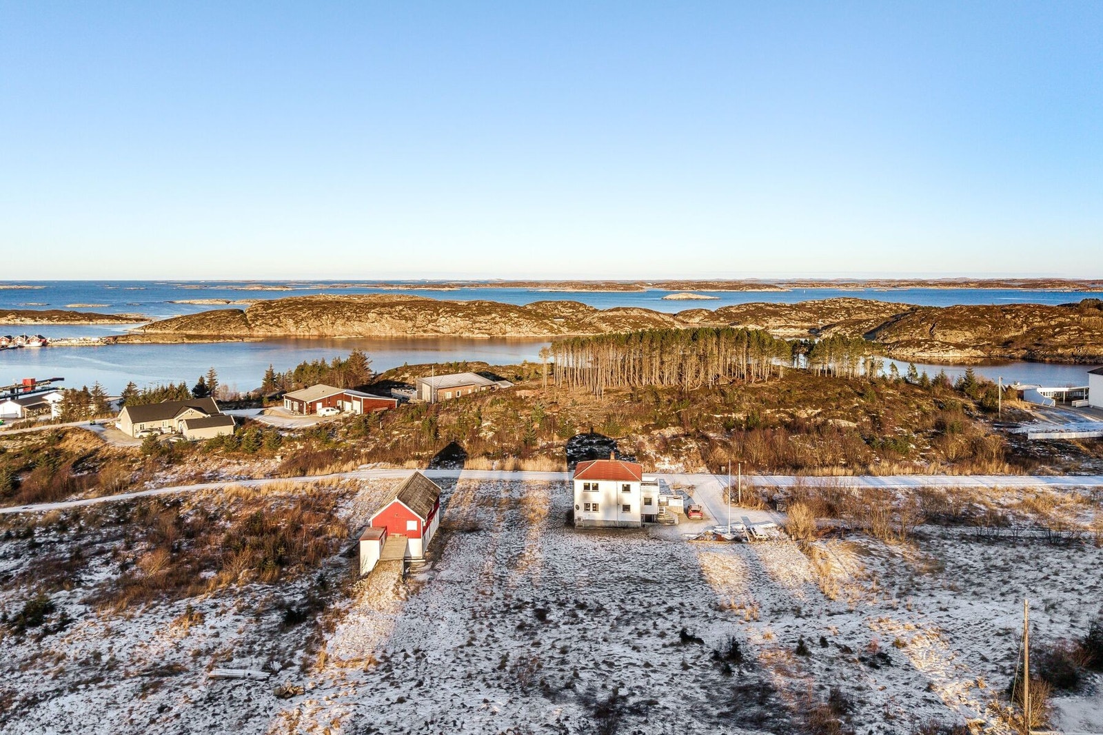 Eiendommen består av enebolig på 121 kvm. og fjøs på 121 kvm. Galleribilde