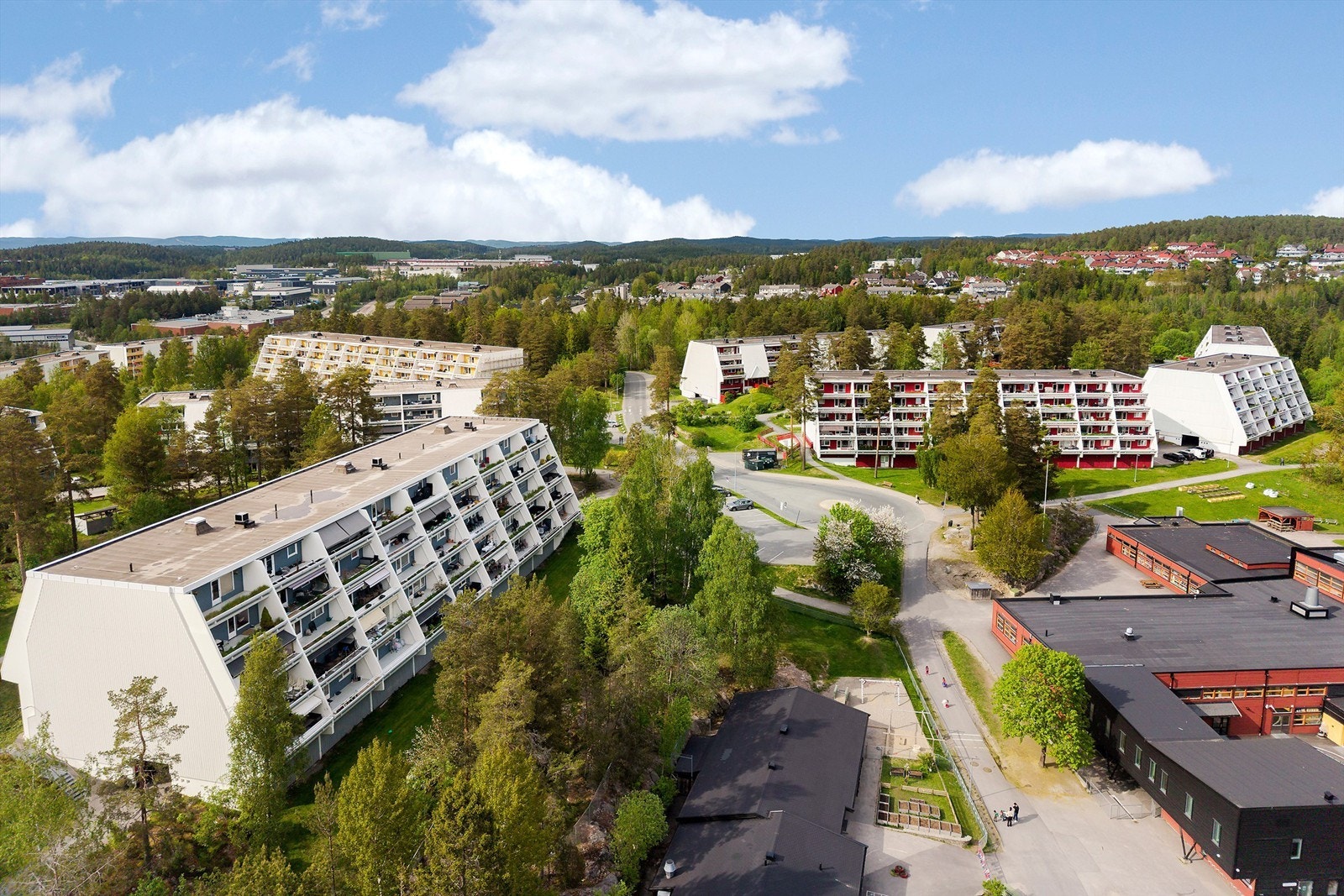 Det er kort gangavstand til Vevelstadåsen barneskole og flere barnehager. Galleribilde