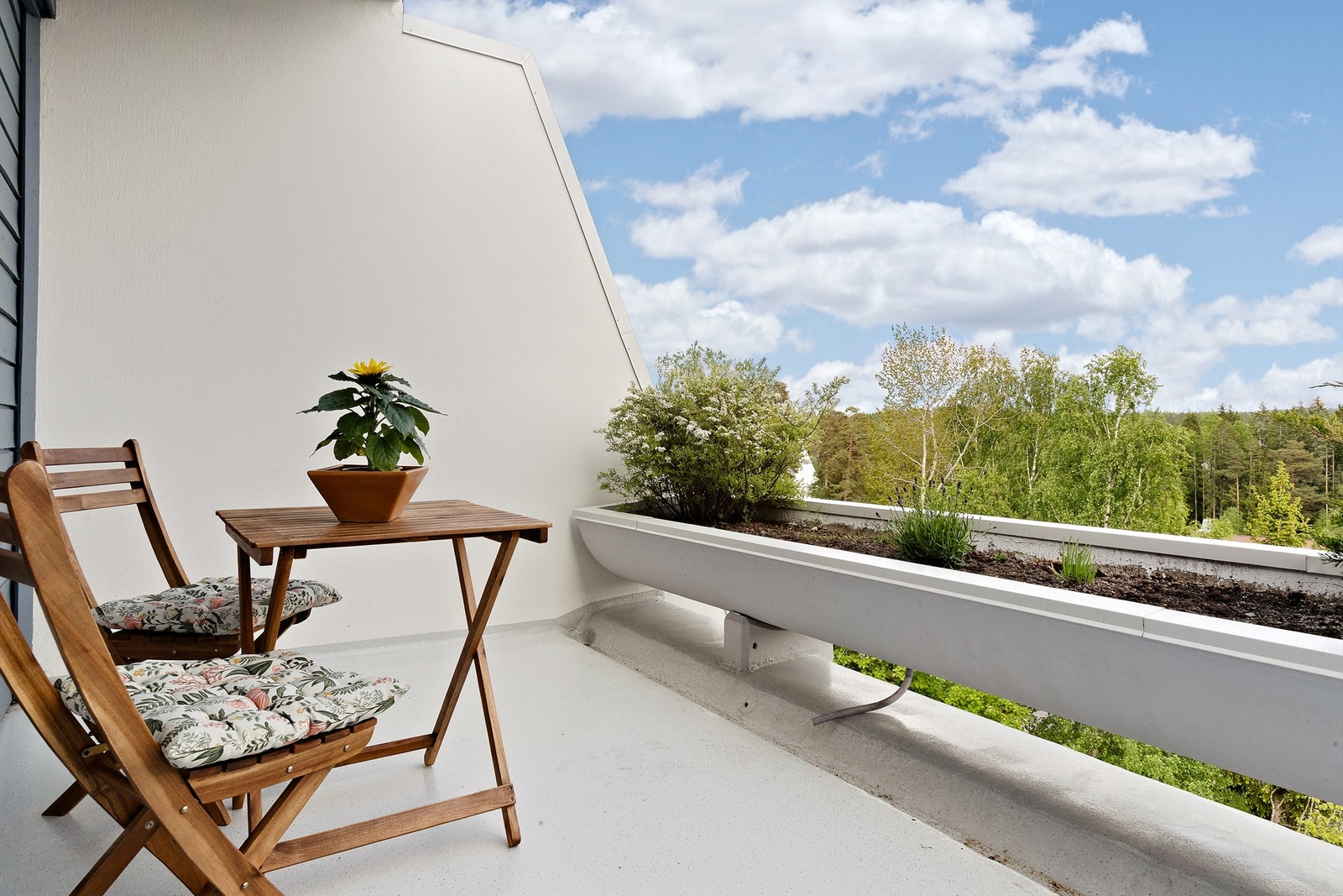 Her er det god plass til sittegruppe og utemøbler. Galleribilde