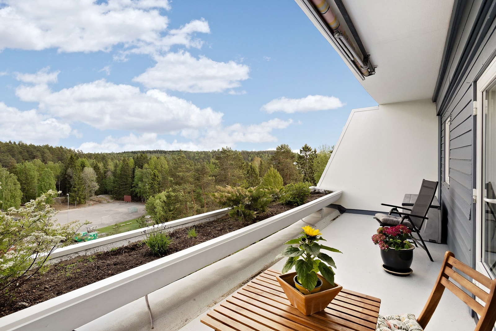 Terrassen ved stuen er utstyrt med markise for solskjerming. Galleribilde