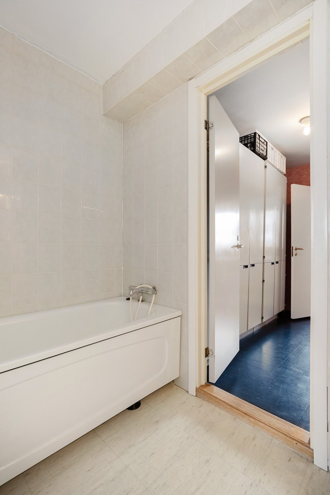 Badet har flislagte vegger og mekanisk avtrekk tilknyttet fellesanlegg. Galleribilde