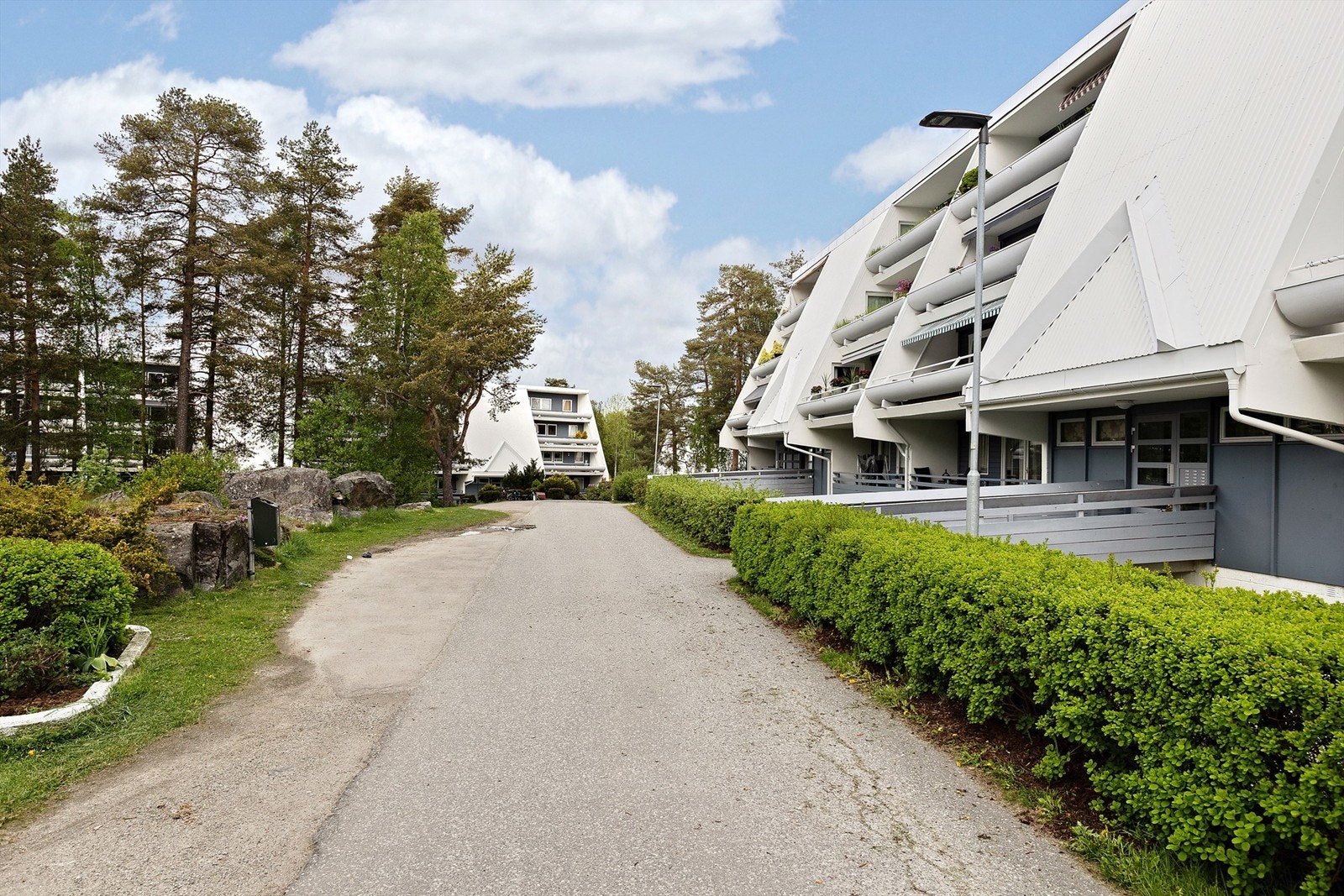 Bygget har en karakteristisk arkitektur og er omgitt av grøntområder. Galleribilde