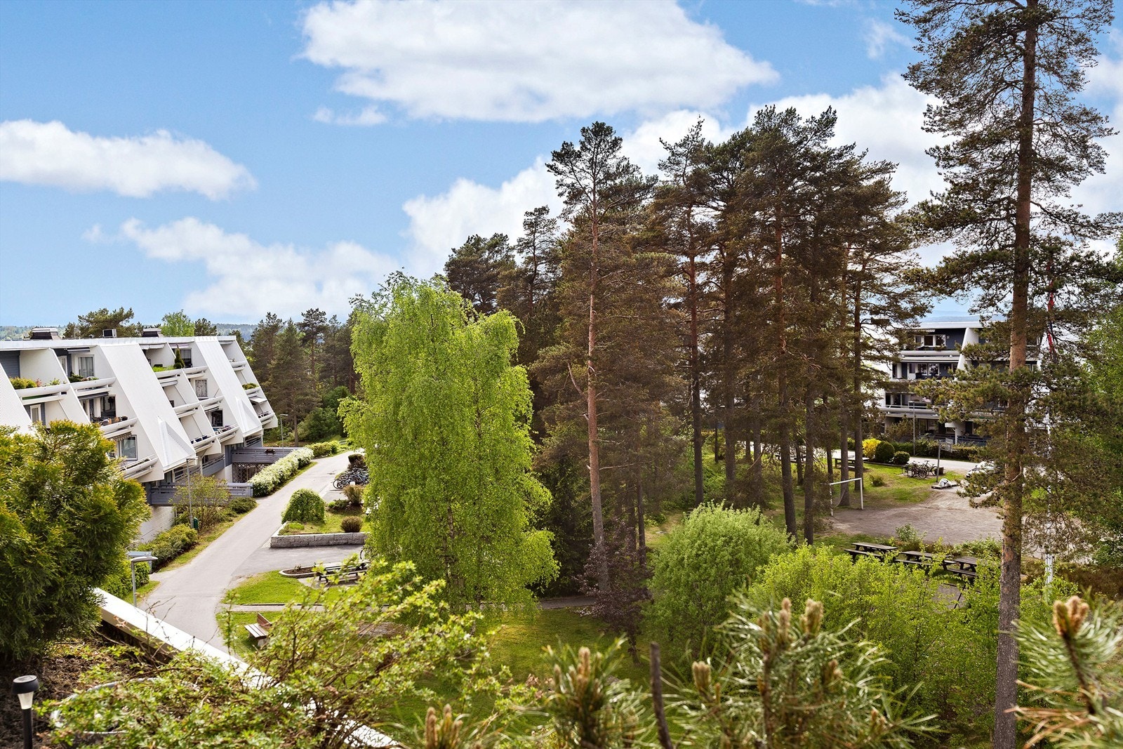 Fra leiligheten er det utsikt over de frodige og naturskjønne fellesområdene. Galleribilde