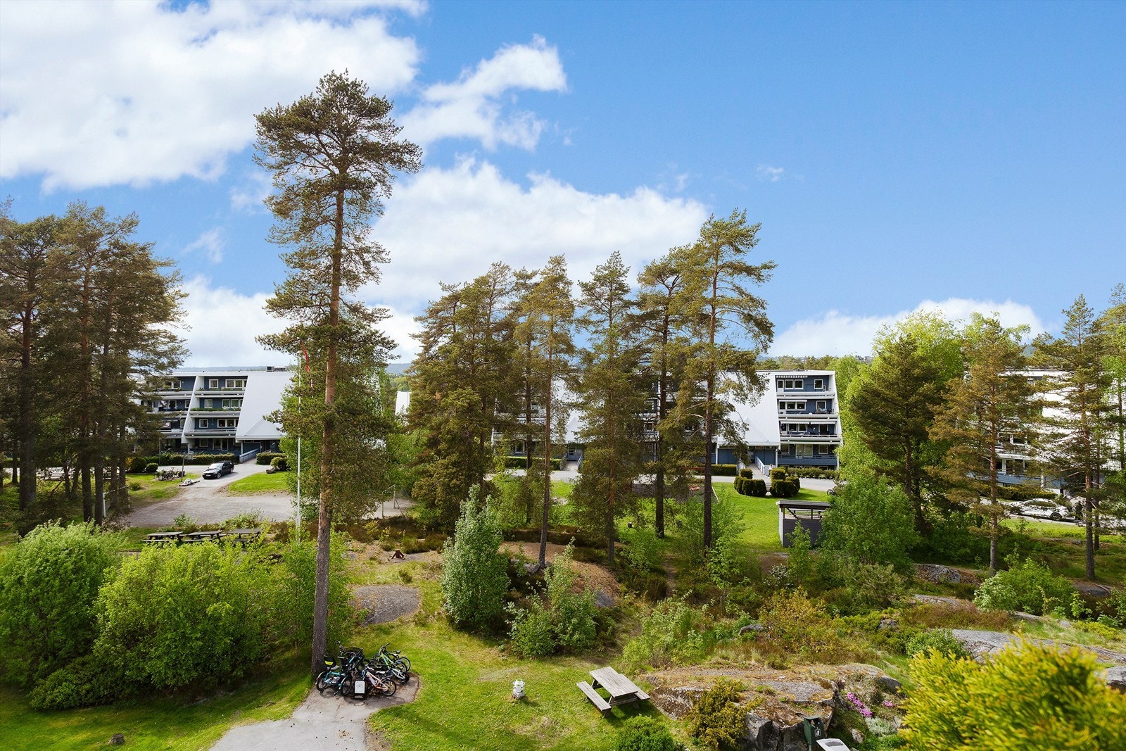 Fellesarealene er godt vedlikeholdt og innbyr til lek og sosialt samvær. Galleribilde