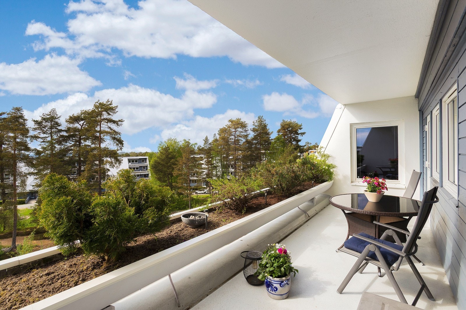 Begge terrassene har rekkverk utformet som blomsterkasser, klare for beplantning. Galleribilde
