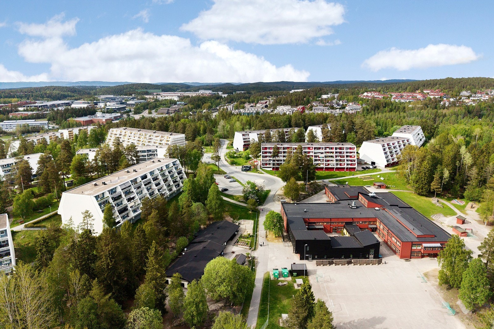 Fra Vevelstad stasjon, ca. 15 minutters gange unna, tar toget deg til Oslo S på rundt 30 minutter. Galleribilde