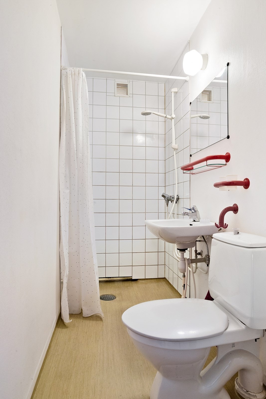 Det andre badet er utstyrt med dusjhjørne, servant og toalett. Galleribilde