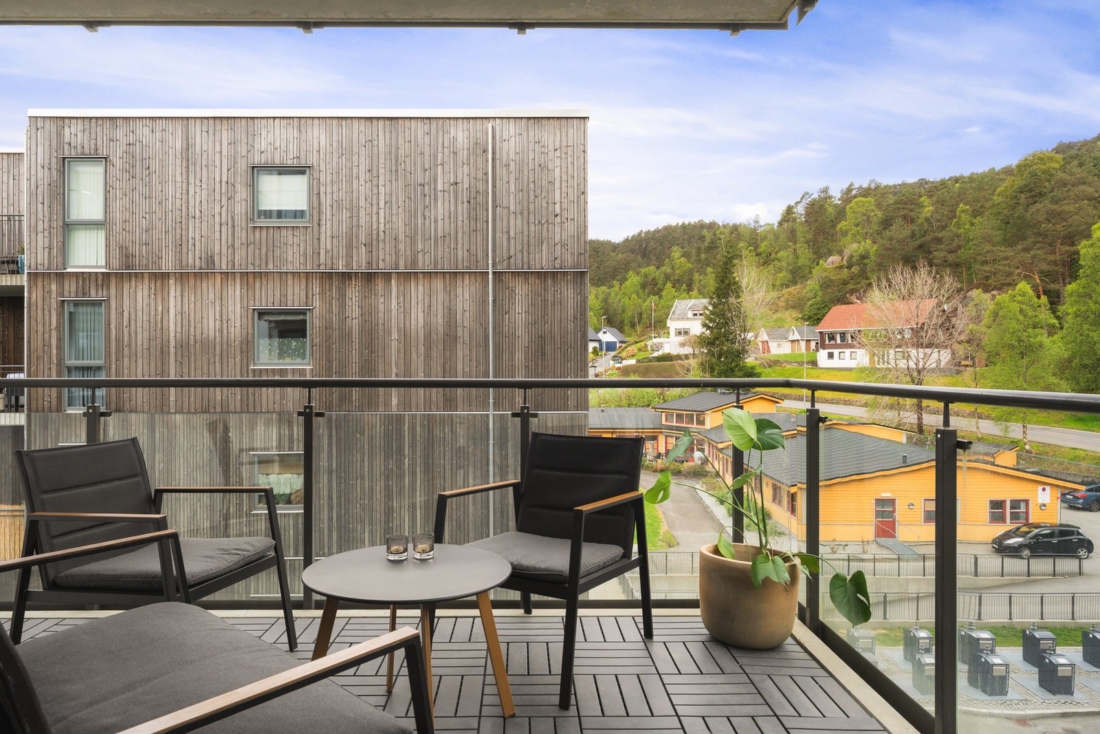 Usjenert balkong med ettermiddagssol. Galleribilde