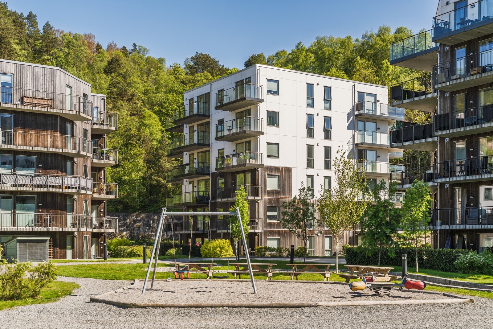 Fellesområdet er flott opparbeidet med grøntareal og benker. Galleribilde