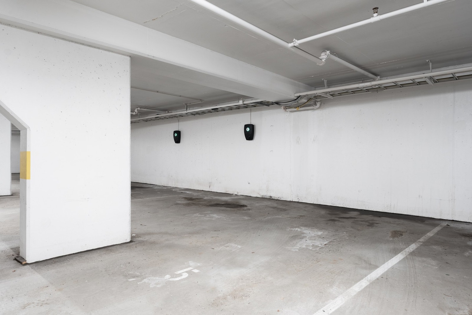 Leiligheten har tilhørende parkeringsplass i lukket garasjeanlegg. Galleribilde