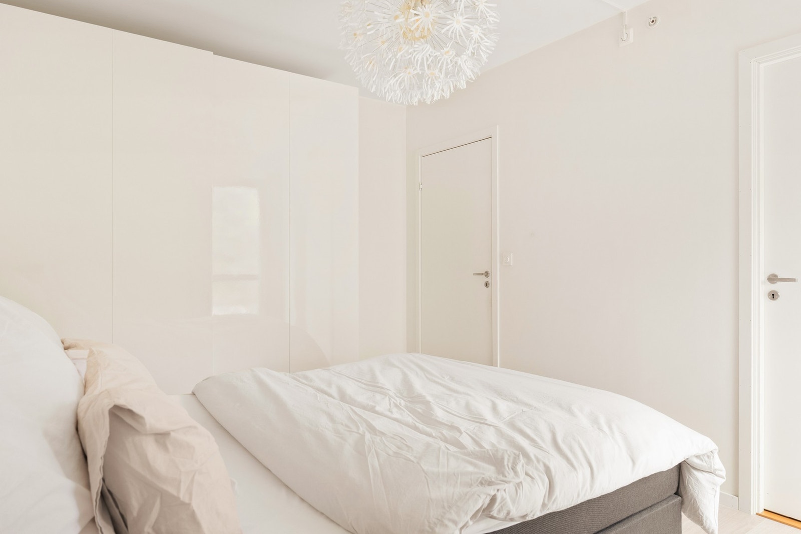 Her er det god plass til dobbeltseng, garderobe og tilhørende møblement. Galleribilde