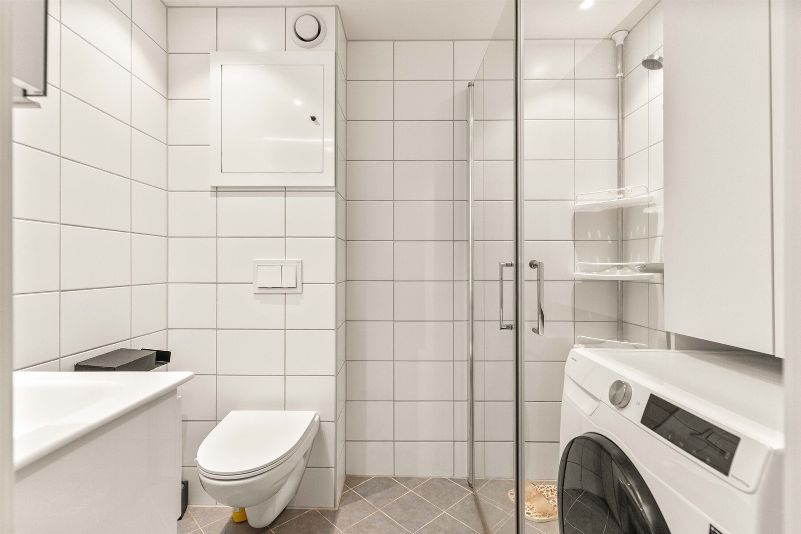 Moderne bad med dusjsone, toalett og opplegg for vaskemaskin! Galleribilde