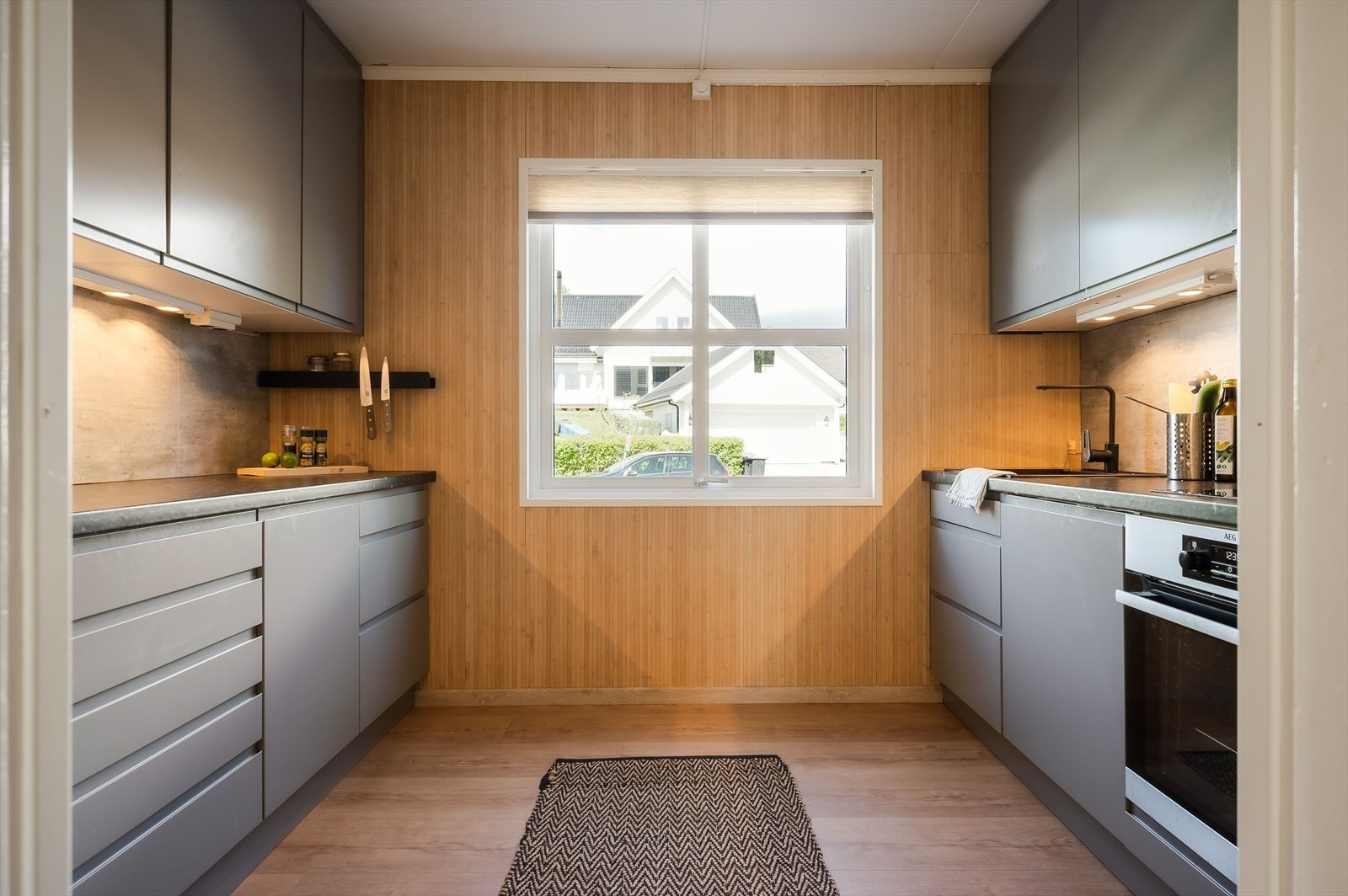 Kjøkkenet ligger i et eget rom i naturlig tilknytning til stuen. Stilren og moderne kjøkkeninnredning fra 2024 med god skap- og benkeplass. Galleribilde