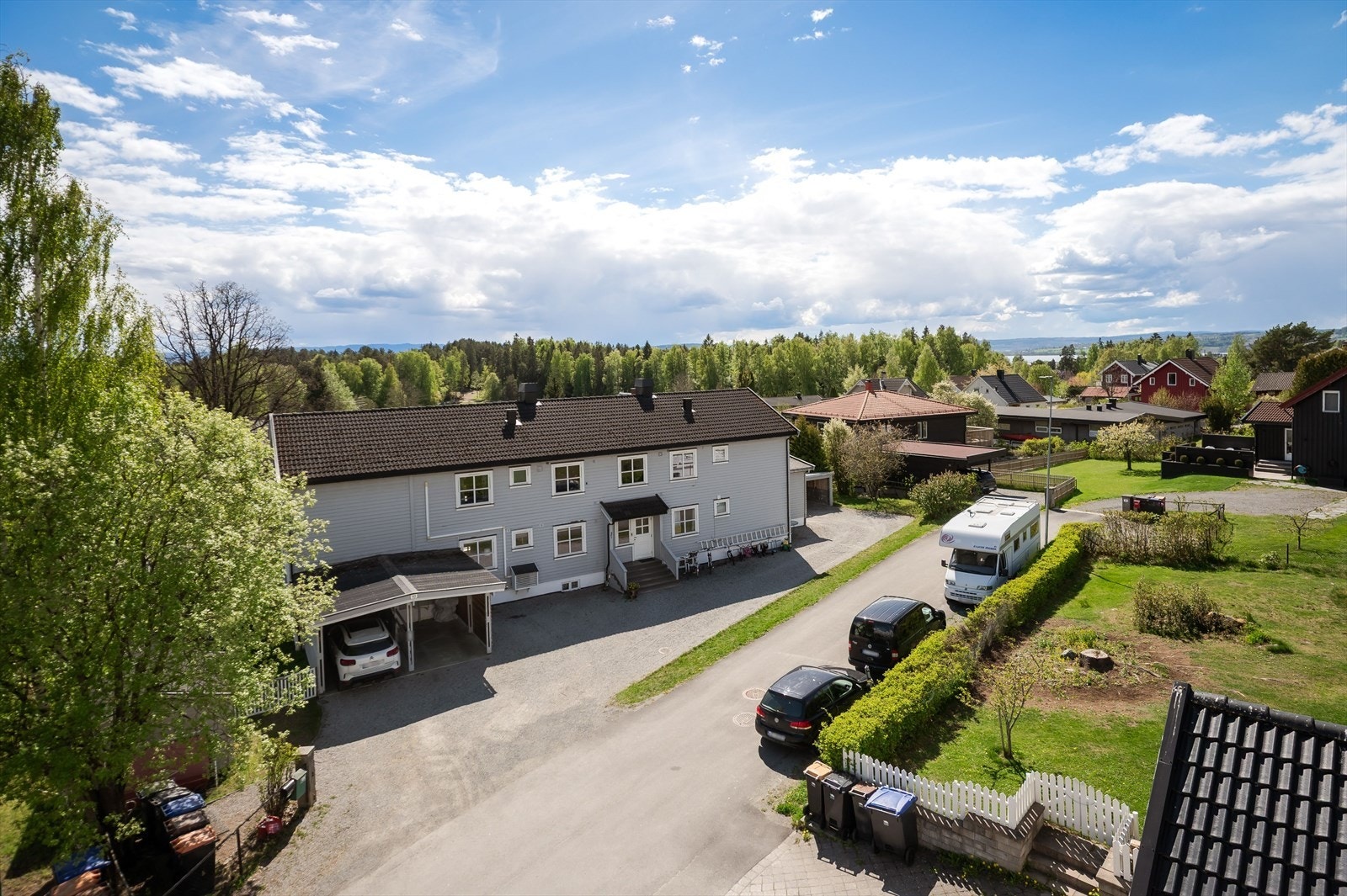 Leiligheten ligger på Mæhlumsløkka med korte avstander til nærbutikk, lekeplass, barnehager og skoler. Til Hamar sentrum er det ca. 1,5 km. Kort gangvei til Klukhagan som er et flott friområde. Her er det fine turstier om sommeren og skiløyper om vinteren Galleribilde