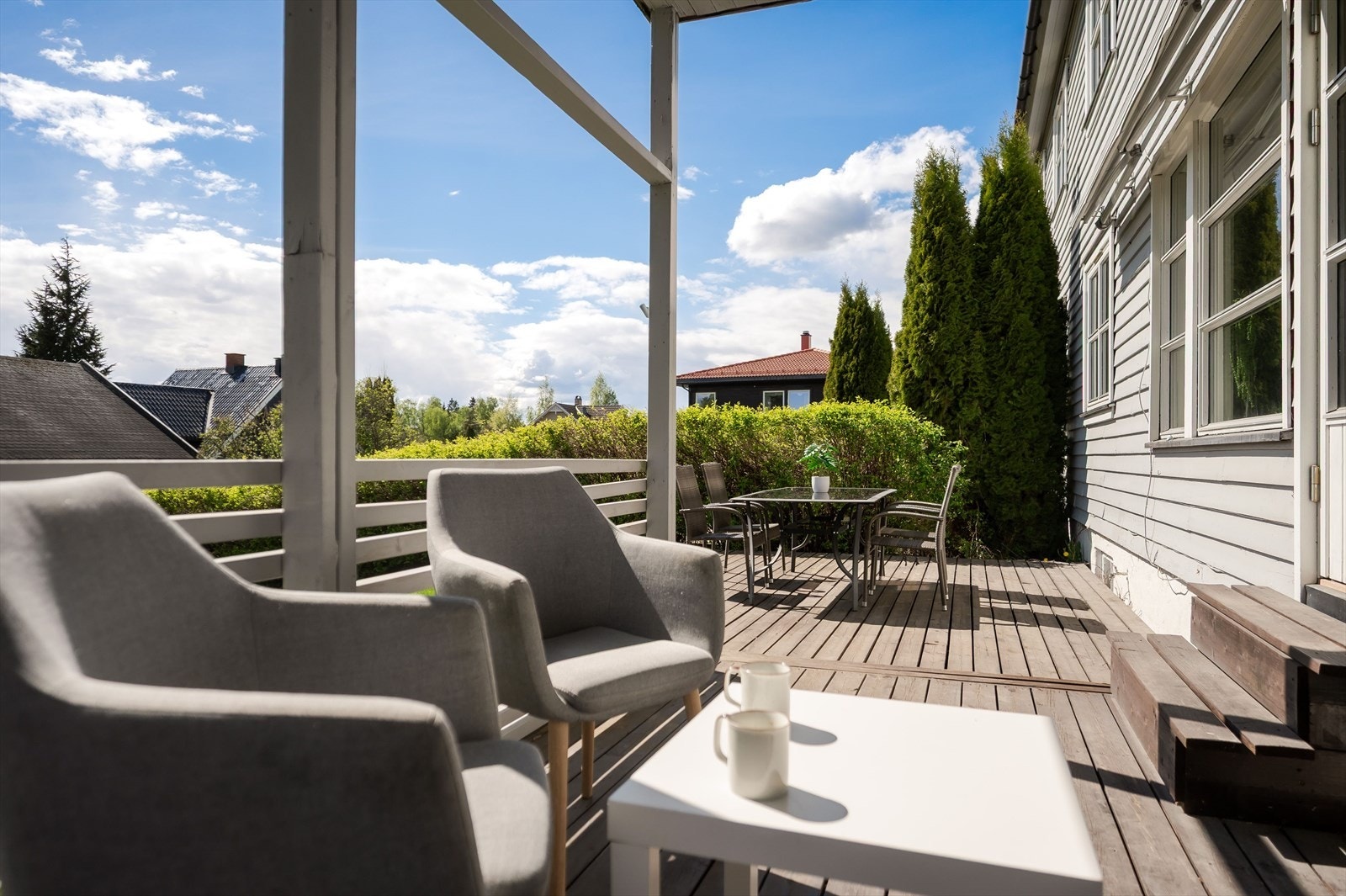 Terrassen er delvis overbygget, har impregnerte terrassebord på gulv og god plass til ulike sittegrupper etter eget ønske og behov. Galleribilde