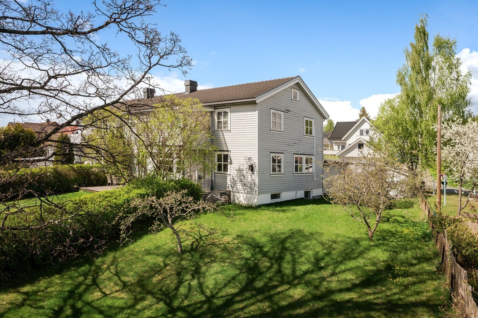 Felles eiertomt for sameiet på ca. 1 619,8m². Leiligheten disponerer en egen liten hageflekk utenfor terrassen. Hagen er opparbeidet med plenarealer og noe beplantning. Gruset innkjøring og gårdsplass. Galleribilde