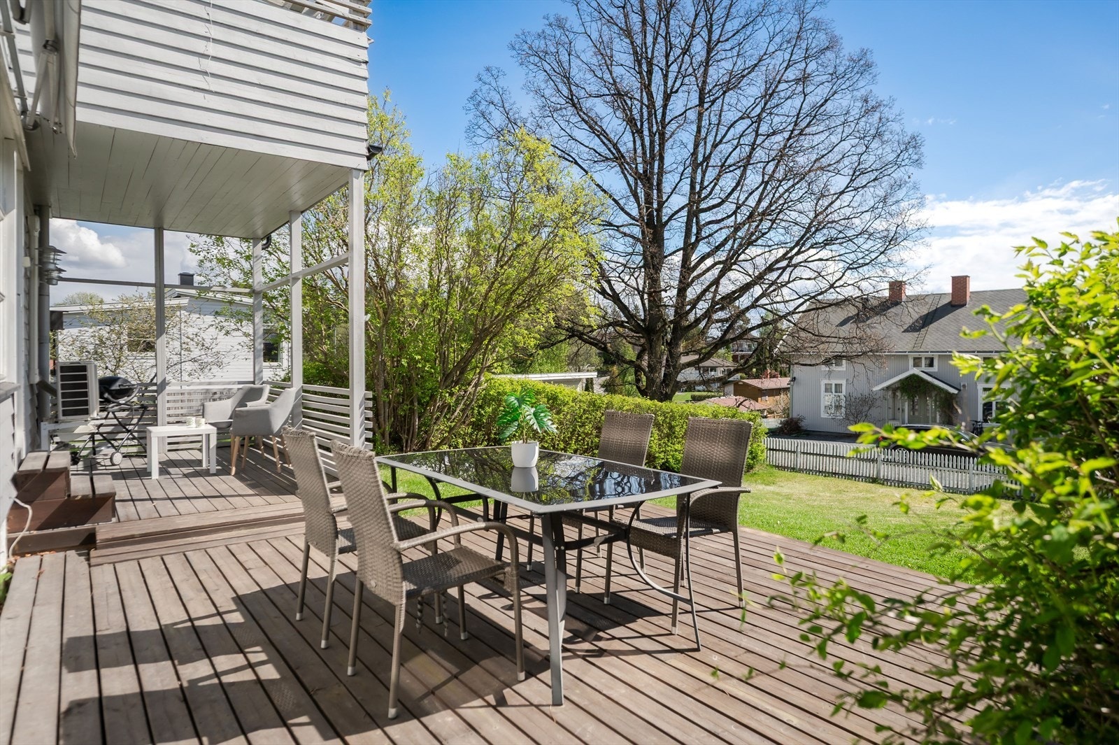 Fra stuen har du utgang til en stor og solrik terrasse på ca. 26m² mot syd. Galleribilde