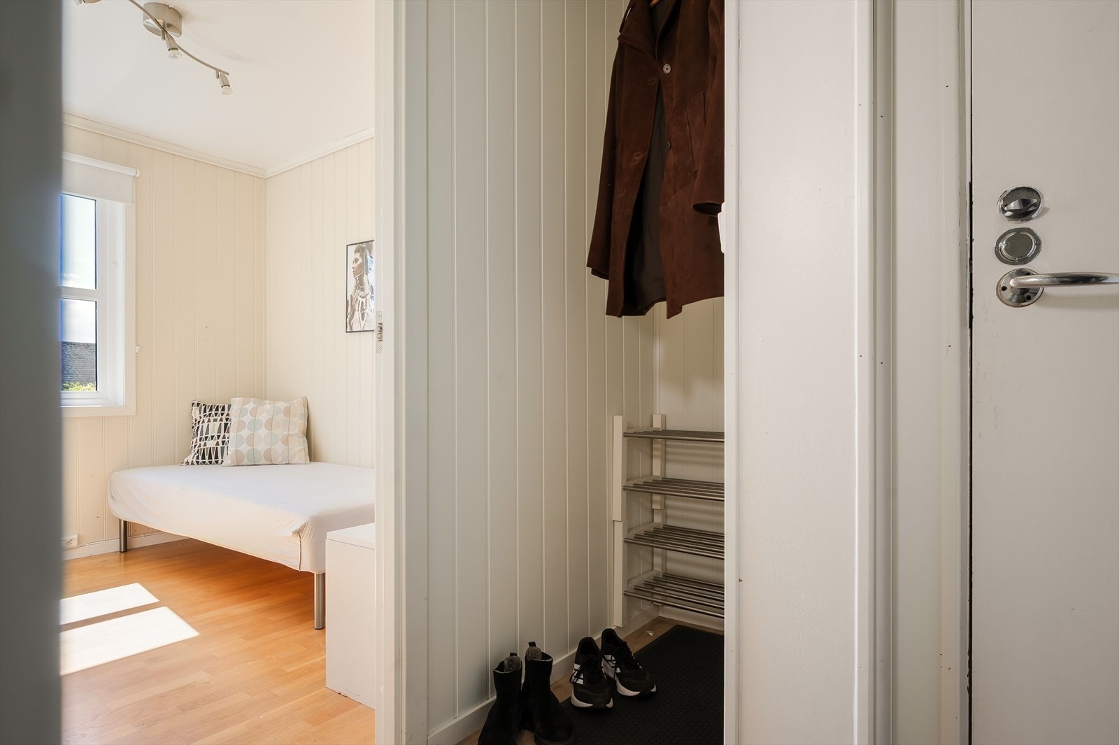 I entréen har du en praktisk nisje med plass til sko og oppheng av yttertøy. Galleribilde
