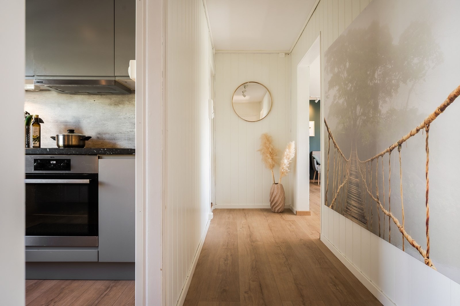 Leiligheten har en god planløsning med romslig stue, separat kjøkken, 3 soverom og bad i 1. etasje, samt 2 soverom og 2 boder i kjelleren. Galleribilde