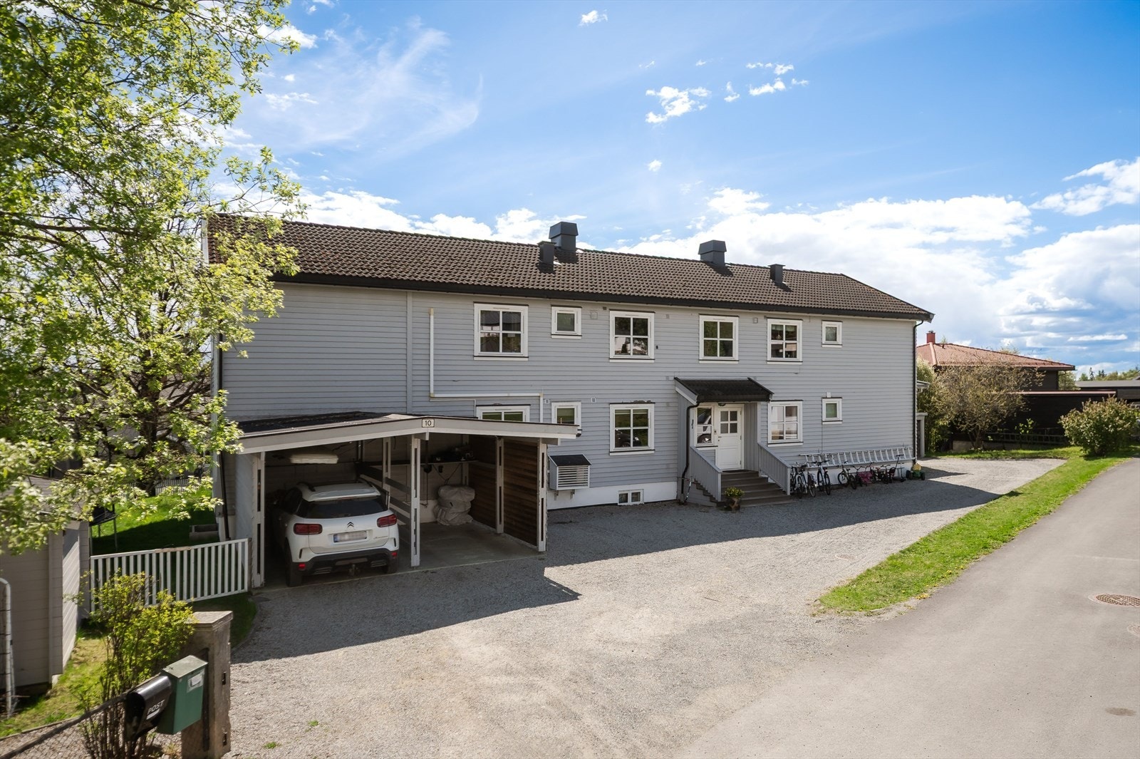 En stor og innbydende selveierleilighet over to plan i en 4-mannsbolig. Leiligheten disponerer også en parkeringsplass i inntilbygget carport. Galleribilde