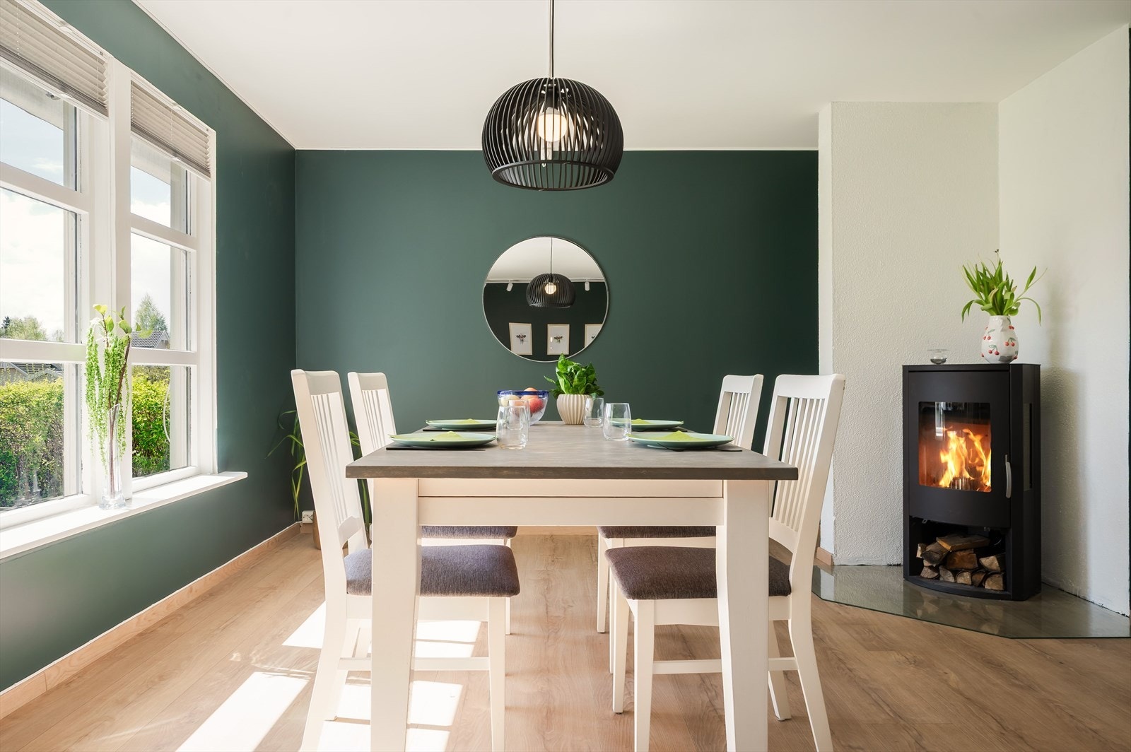 I hjørnet av stuen er det en moderne vedovn som både gir god varme og bidrar til ekstra hygge på kaldere høst- og vinterdager. Galleribilde