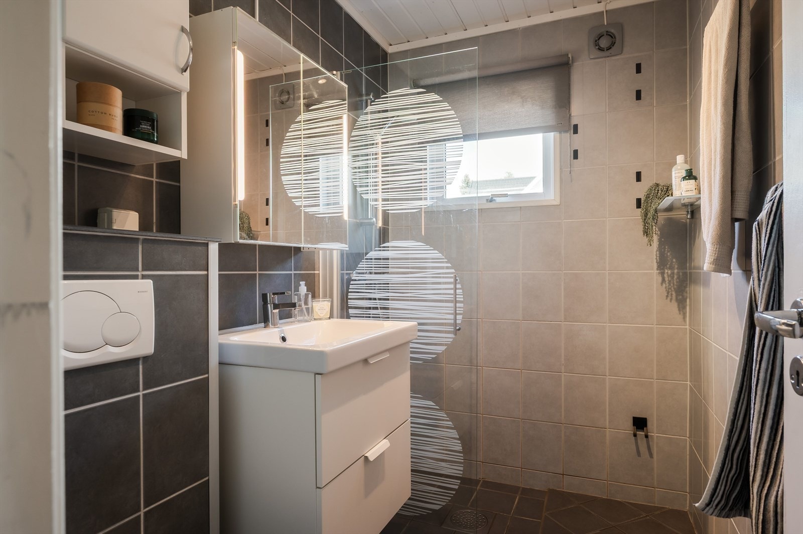 Leiligheten har et pent baderom som ble pusset opp i 2006. Baderommet har tidløse fliser på gulv og vegger, varmekabler i gulv og elektrisk baderomsvifte. Galleribilde