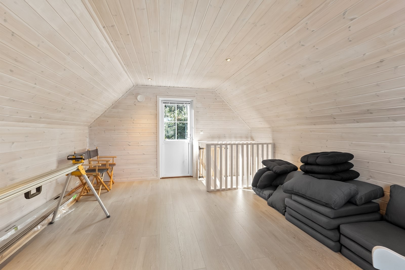 Sjøboden går over to plan og har et areal på ca. 40-50 kvm. Galleribilde
