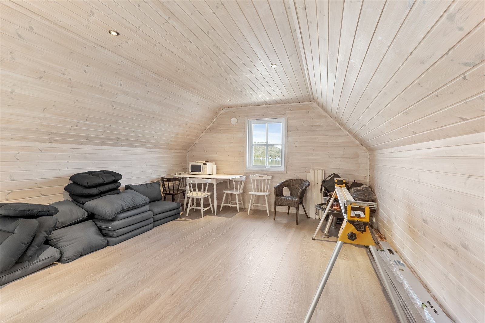 Sjøboden går over to plan og har et areal på ca. 40-50 kvm. Galleribilde