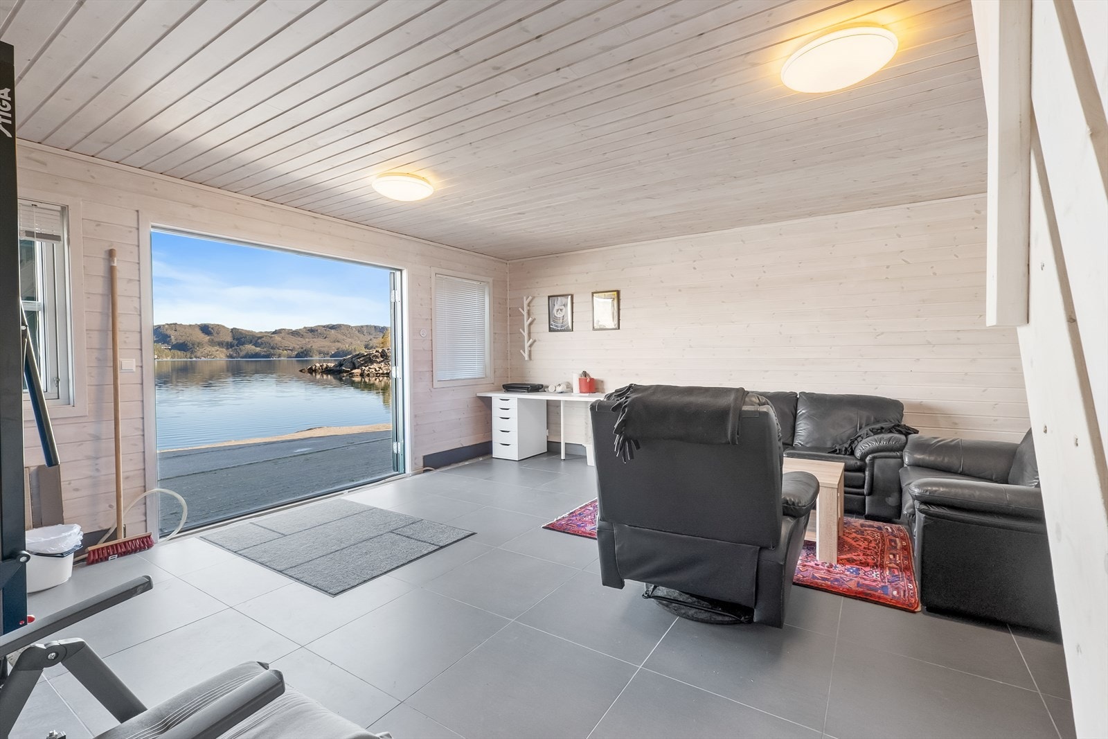 Sjøboden går over to plan og har et areal på ca. 40-50 kvm. Galleribilde