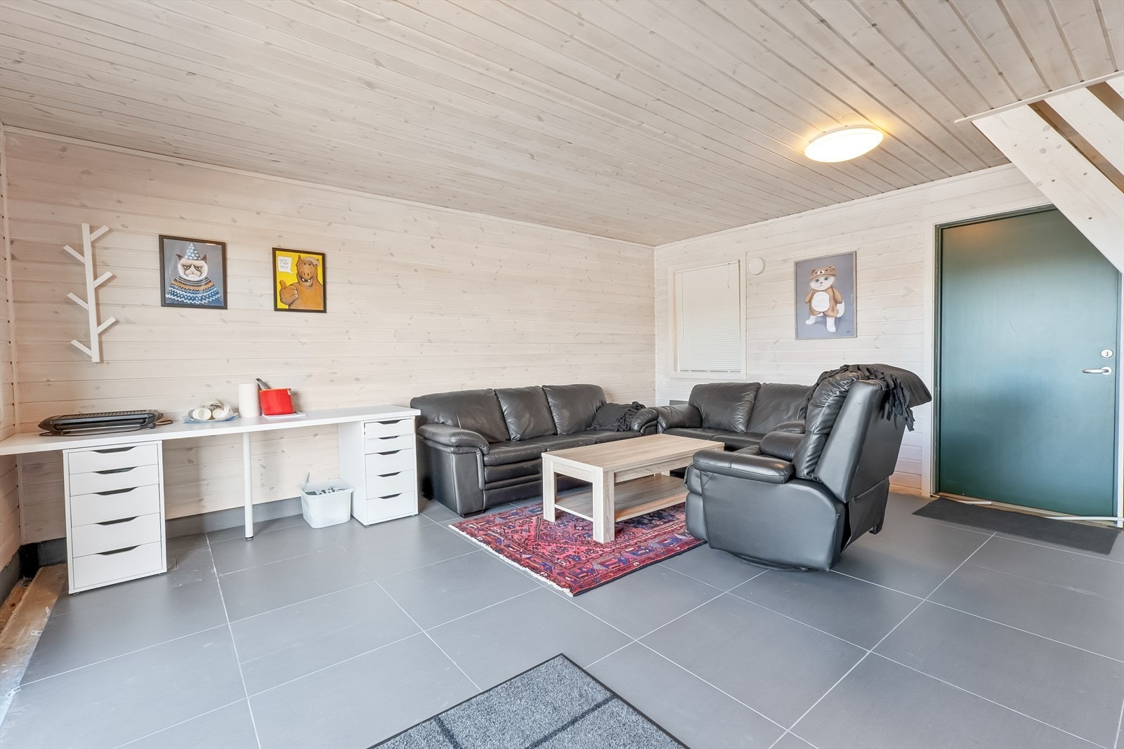 Sjøboden går over to plan og har et areal på ca. 40-50 kvm. Galleribilde