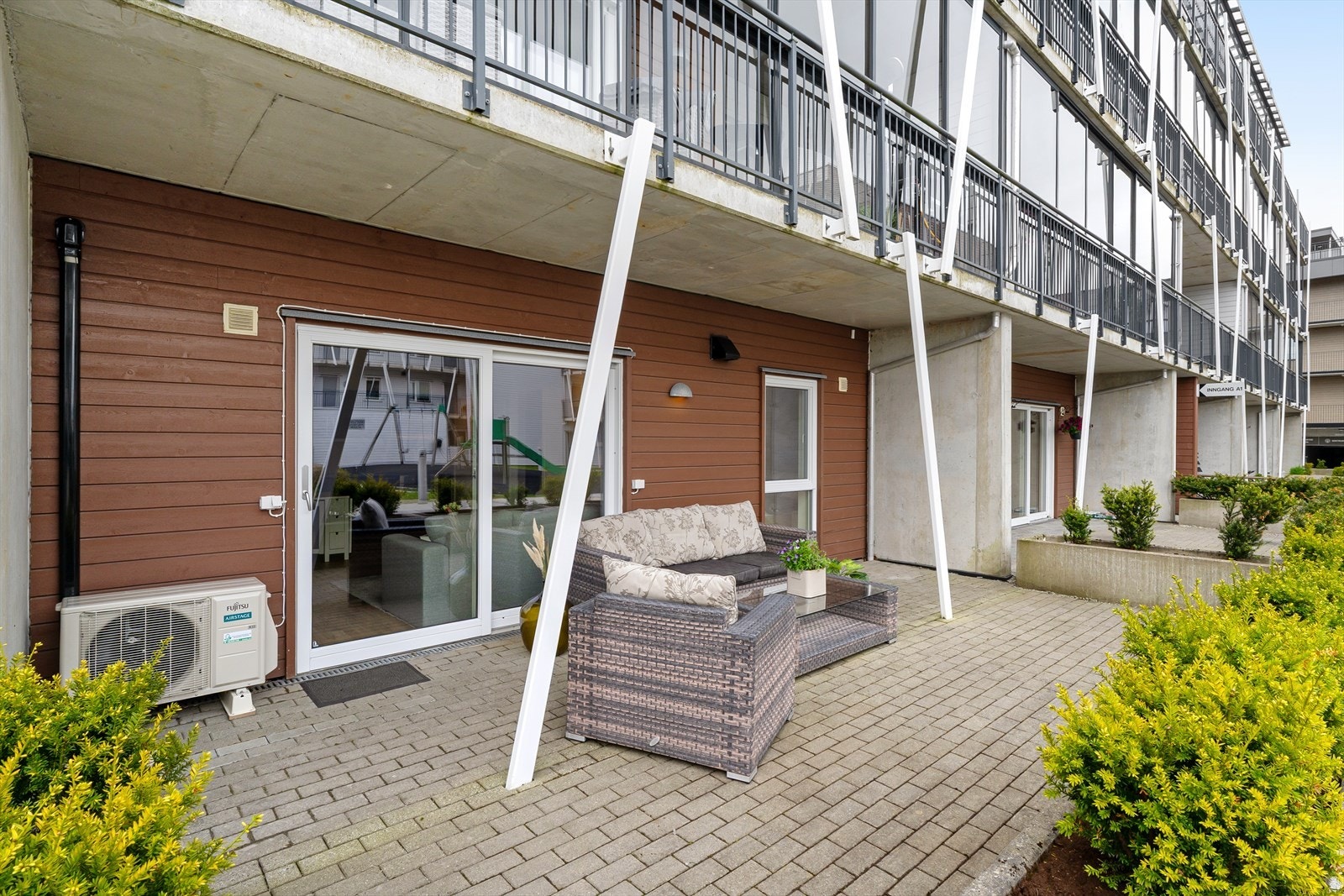 Det er opplyst av sameiet at "pyntebjelker" skal fjernes fra fasaden. Galleribilde