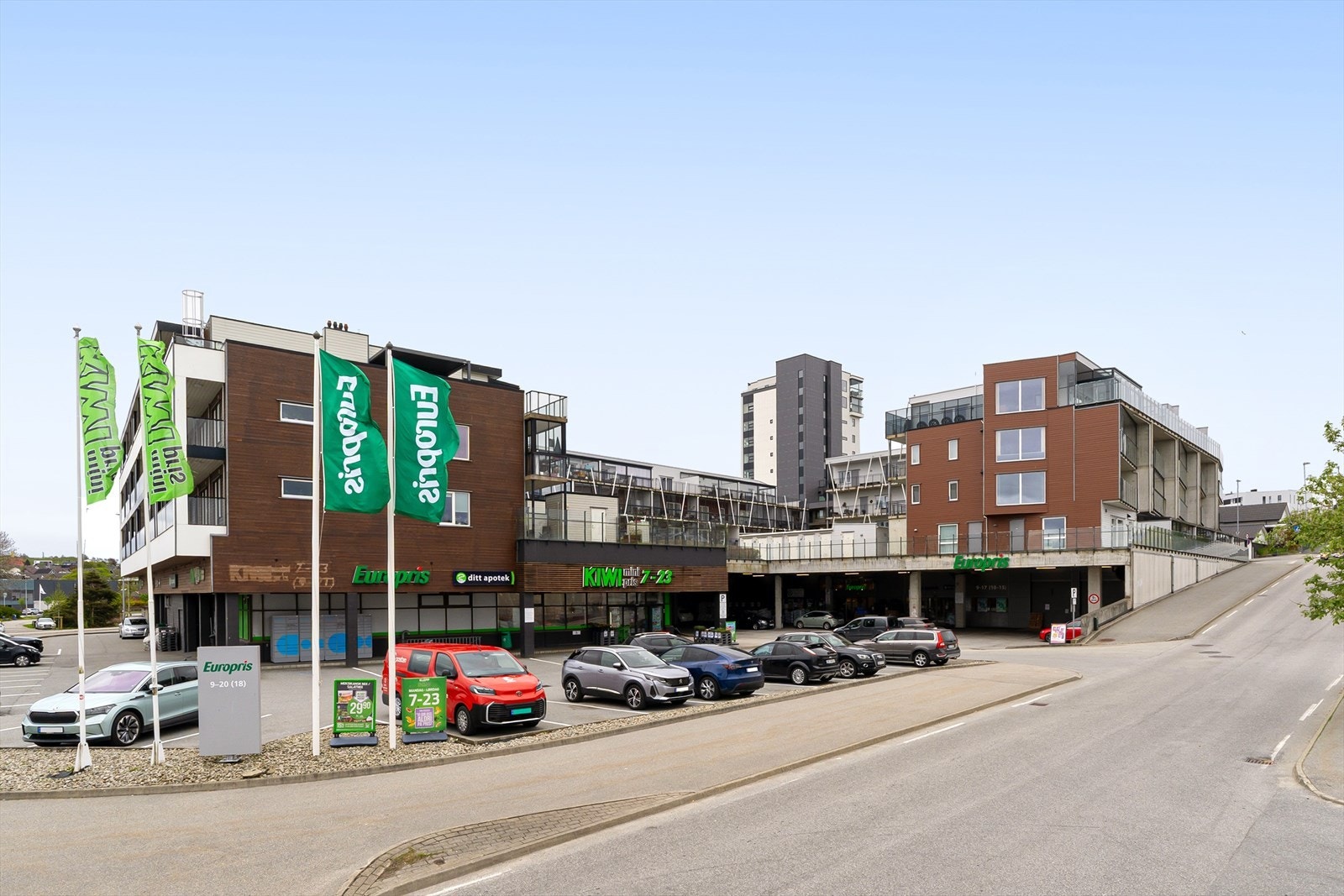 Fra leiligheten er det kort avstand til dagligvarebutikker og Jærhagen med shopping og kafè/restauranter. Velkommen til visning! Galleribilde