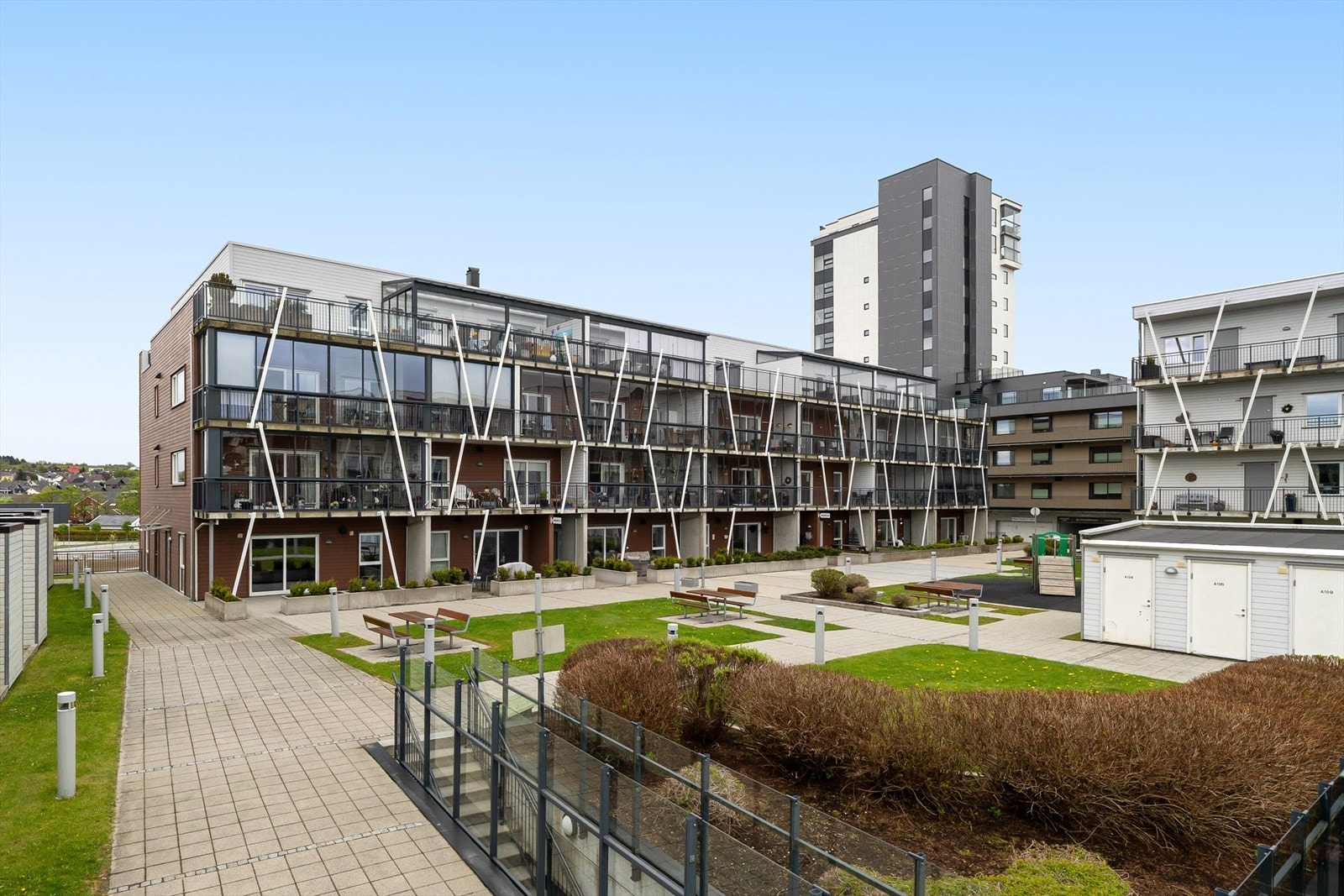 Her bor du med umiddelbar nærhet til alt du trenger i hverdagen. Butikker, kjøpesenter og offentlig transport tilgjengelig like utenfor døren. Galleribilde