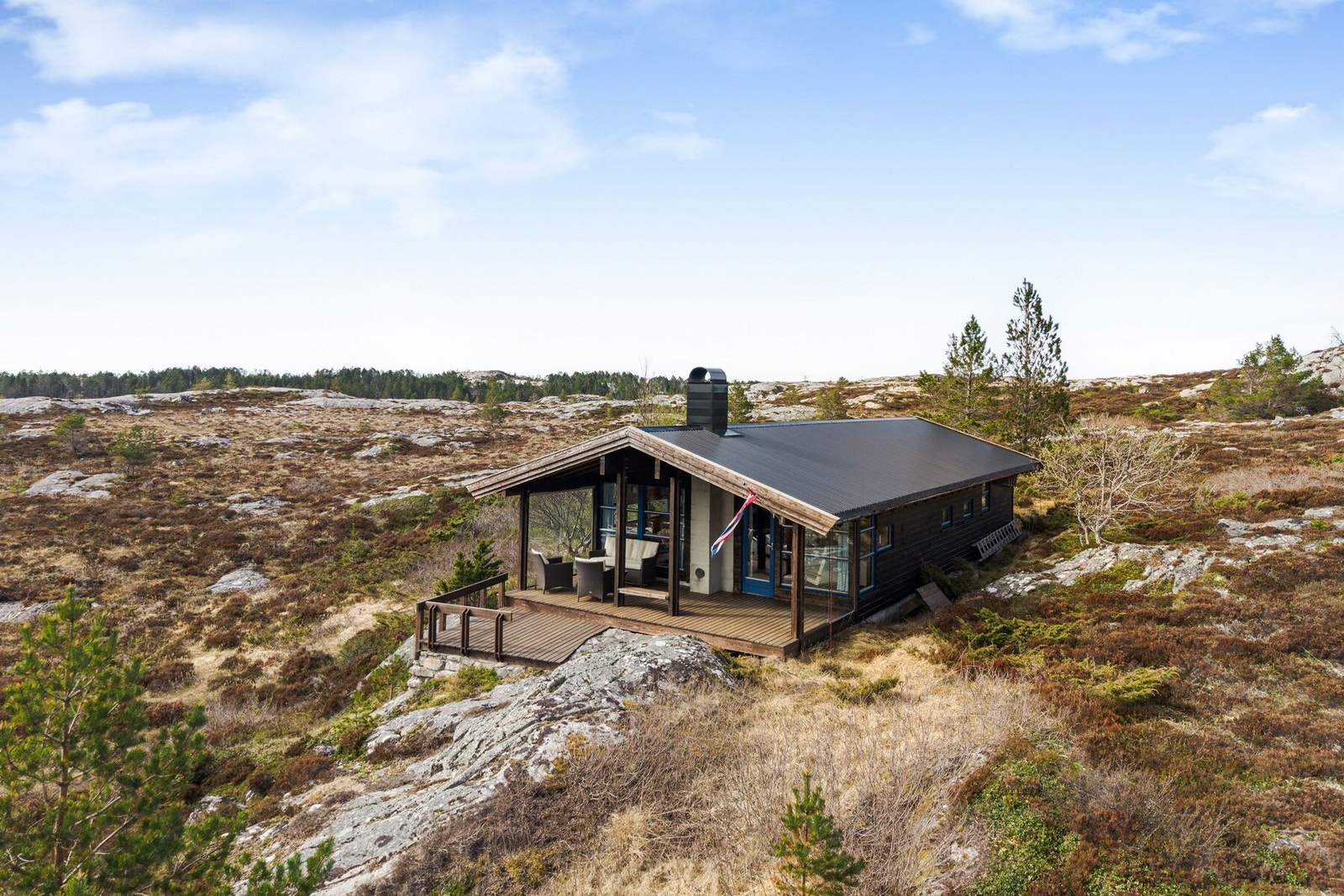 Hytta har en tilbaketrukken beliggenhet ved Storvågen Galleribilde