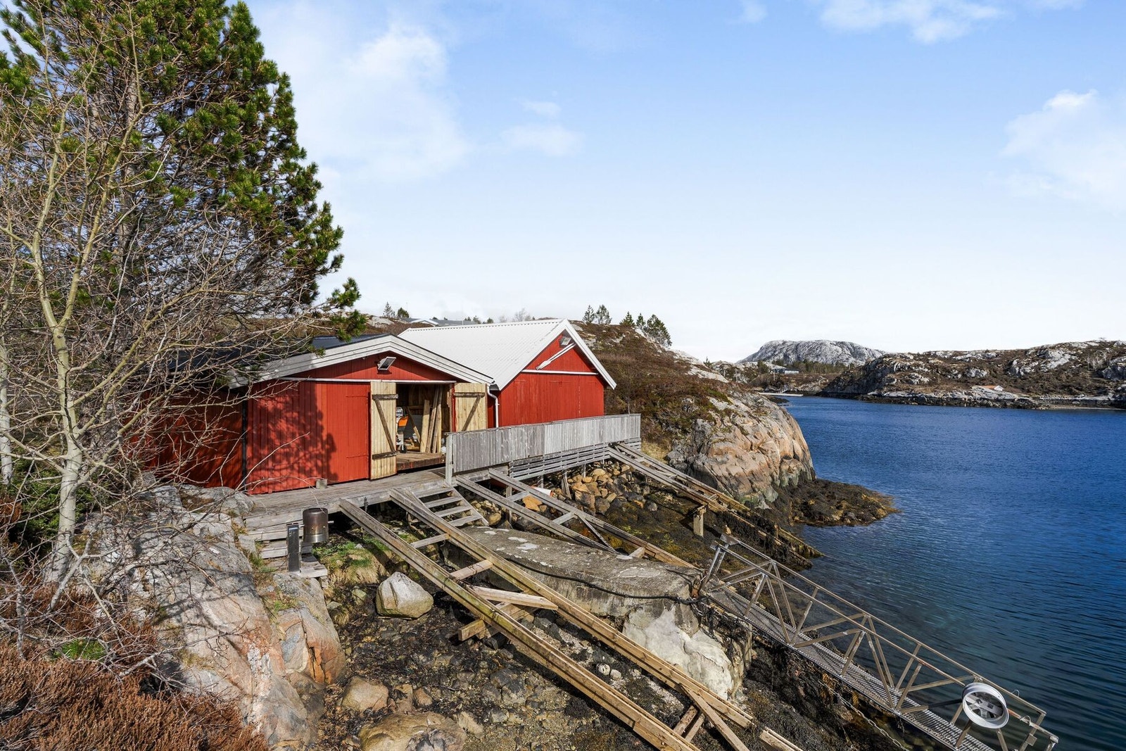 Eiendommen består av hytte og halvpart av naust. Naustet ligger like nedenfor eiendommen Galleribilde
