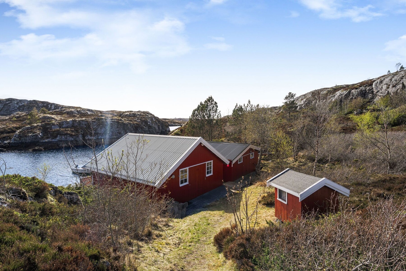 Halvpart av naustet som ligger innerst på bildet- Delen som medfølger denne eiendommen ligger inn mot midten Galleribilde