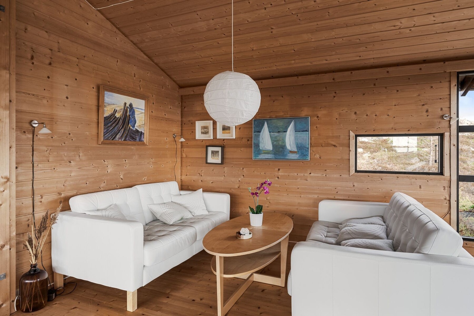 Stuen har plass til blant annet sofagruppe, spisebord m.m. Galleribilde