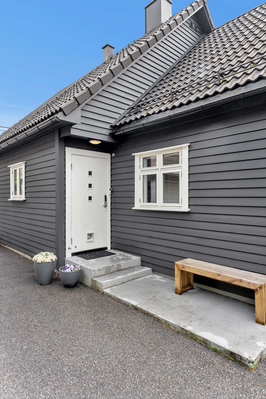Eneboligen har stående bordkledning og tak tekket med betongtakstein fra 2010. Galleribilde