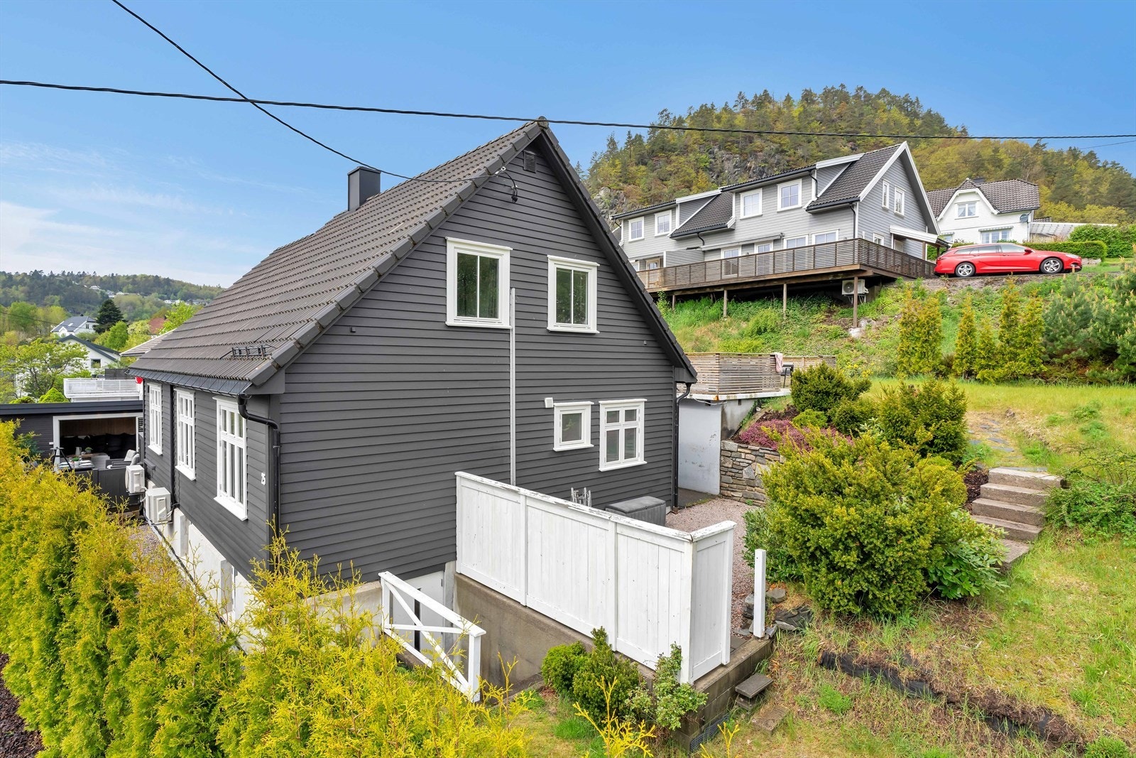 Boligen er oppført i skrånet terreng, med en grunnmur av betong. Galleribilde
