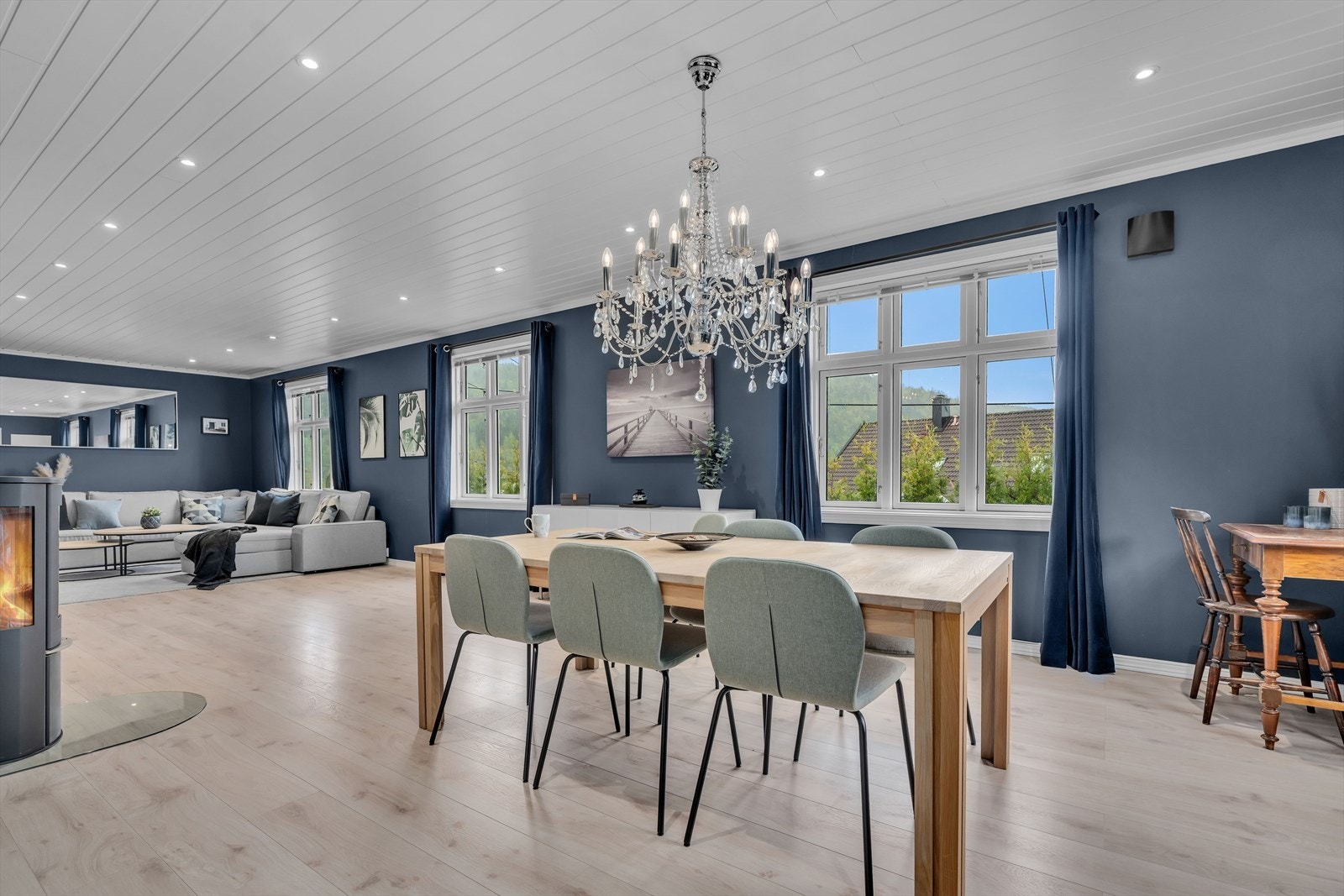 Spisestuen er en naturlig del av den åpne løsningen, med plass til langbord for større selskaper. Galleribilde