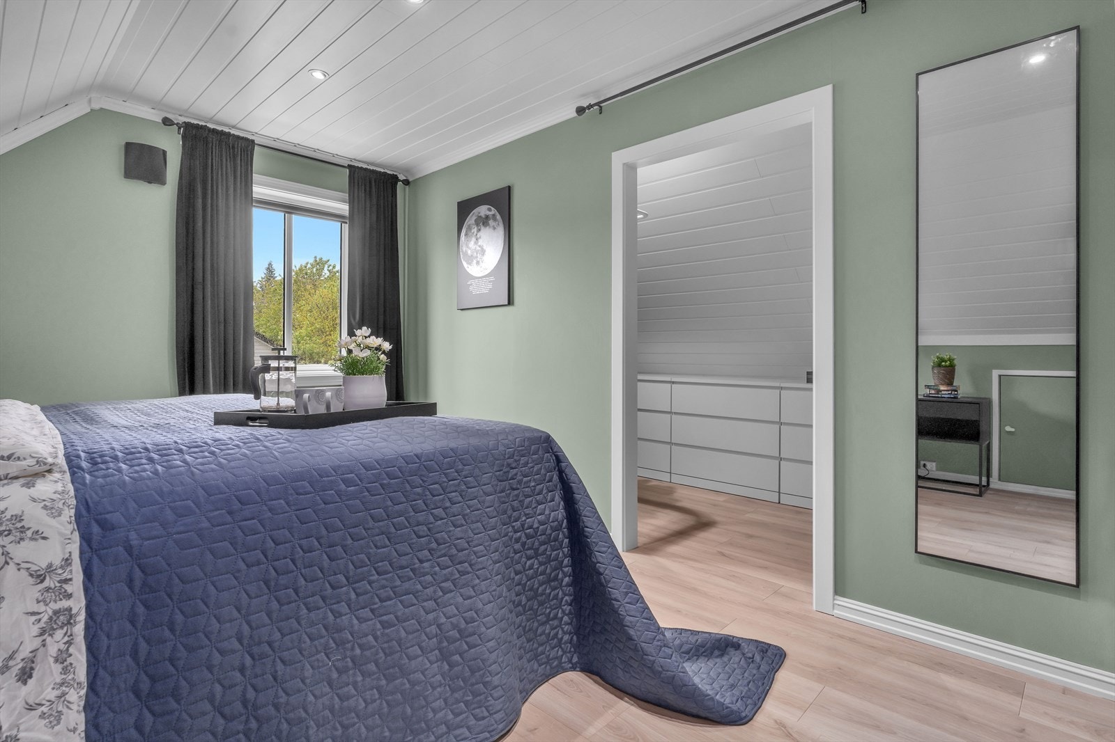 Fra dette rommet er det også adgang til en bod som er innredet som en romslig walk-in-garderobe. Galleribilde