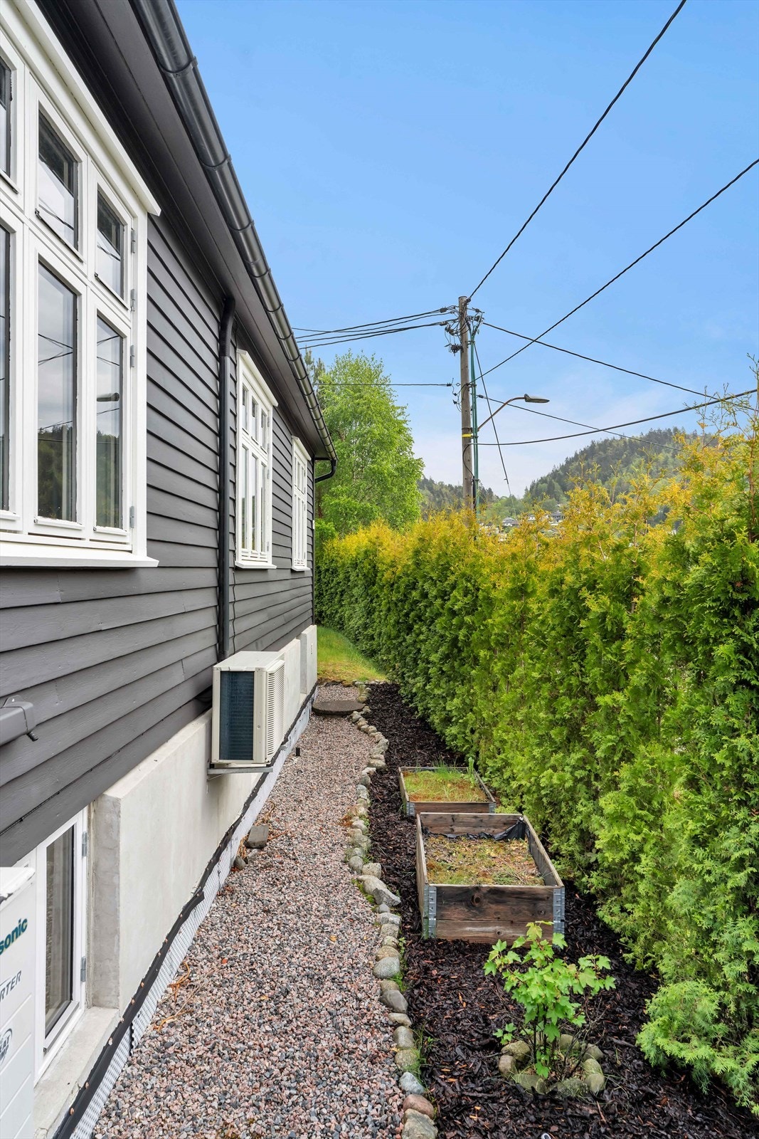 Sti langs siden av huset. Galleribilde