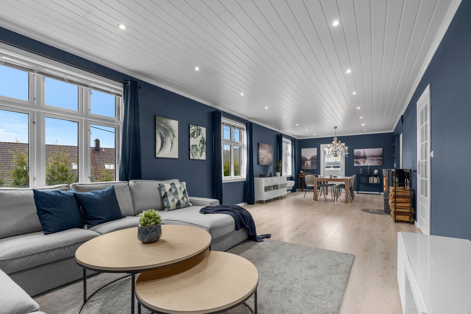 Rommet har generøs plass til både en stor sofagruppe og et langt spisebord. Galleribilde