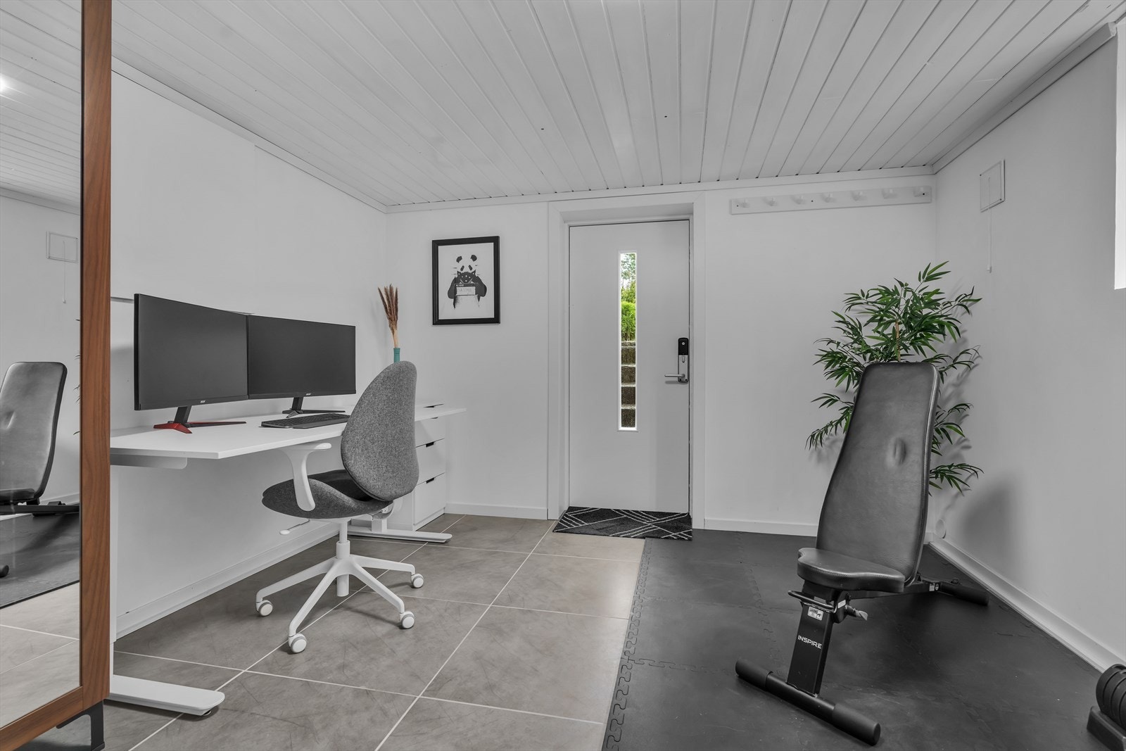 Etasjen inneholder en innredet kjellerstue, samt tre boder som gir praktiske oppbevaringsmuligheter. Fra den ene boden er det direkte utgang til hagen. Galleribilde