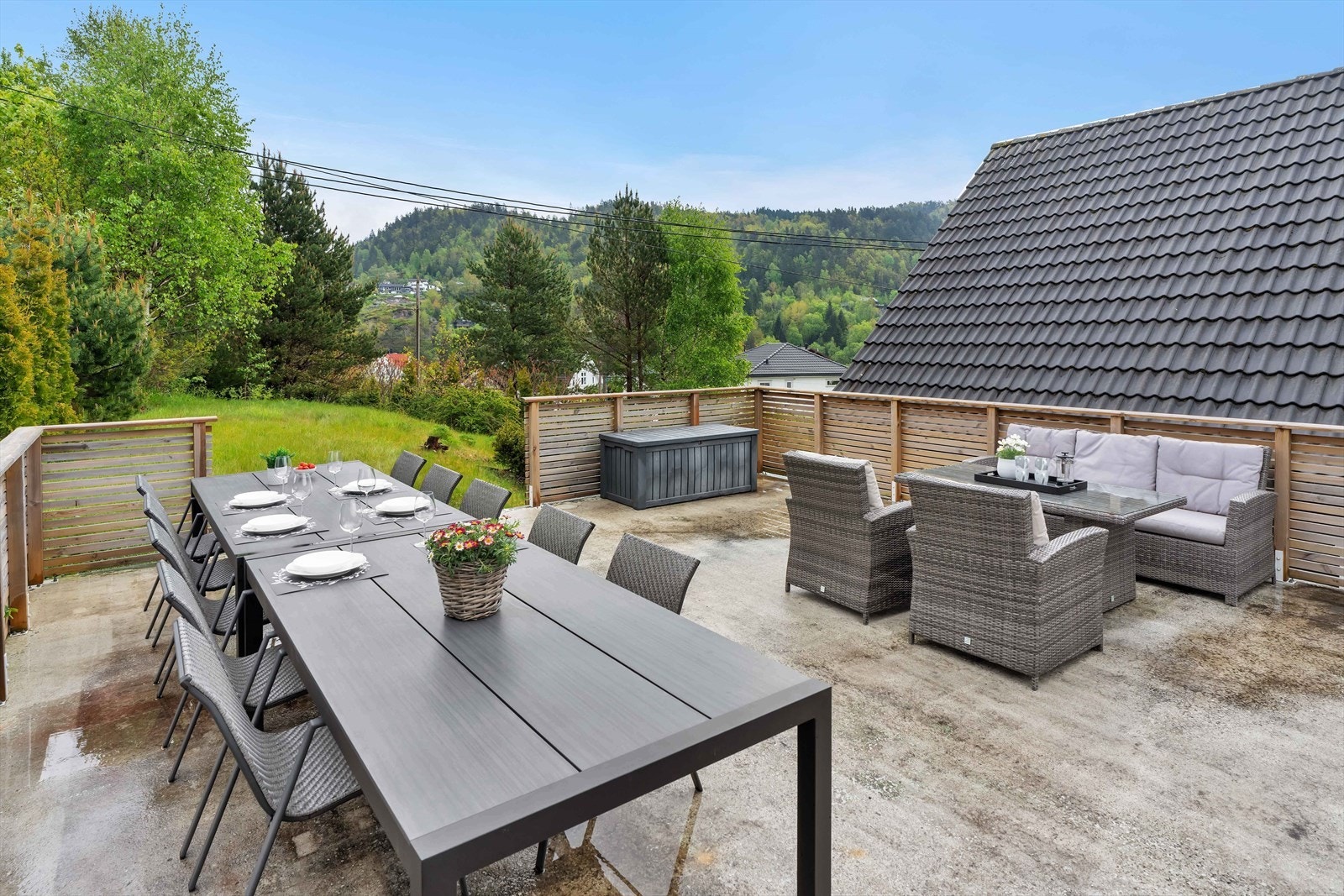 Garasjetaket har en stor og solrik terrasse med god plass til langbord, loungemøbler og grill. Her kan du nyte et åpent og flott utsyn mot de omkringliggende åsene. Det er også viktig å merke at terrassen på garasjetaket kun er godkjent som et garasjetak. Galleribilde