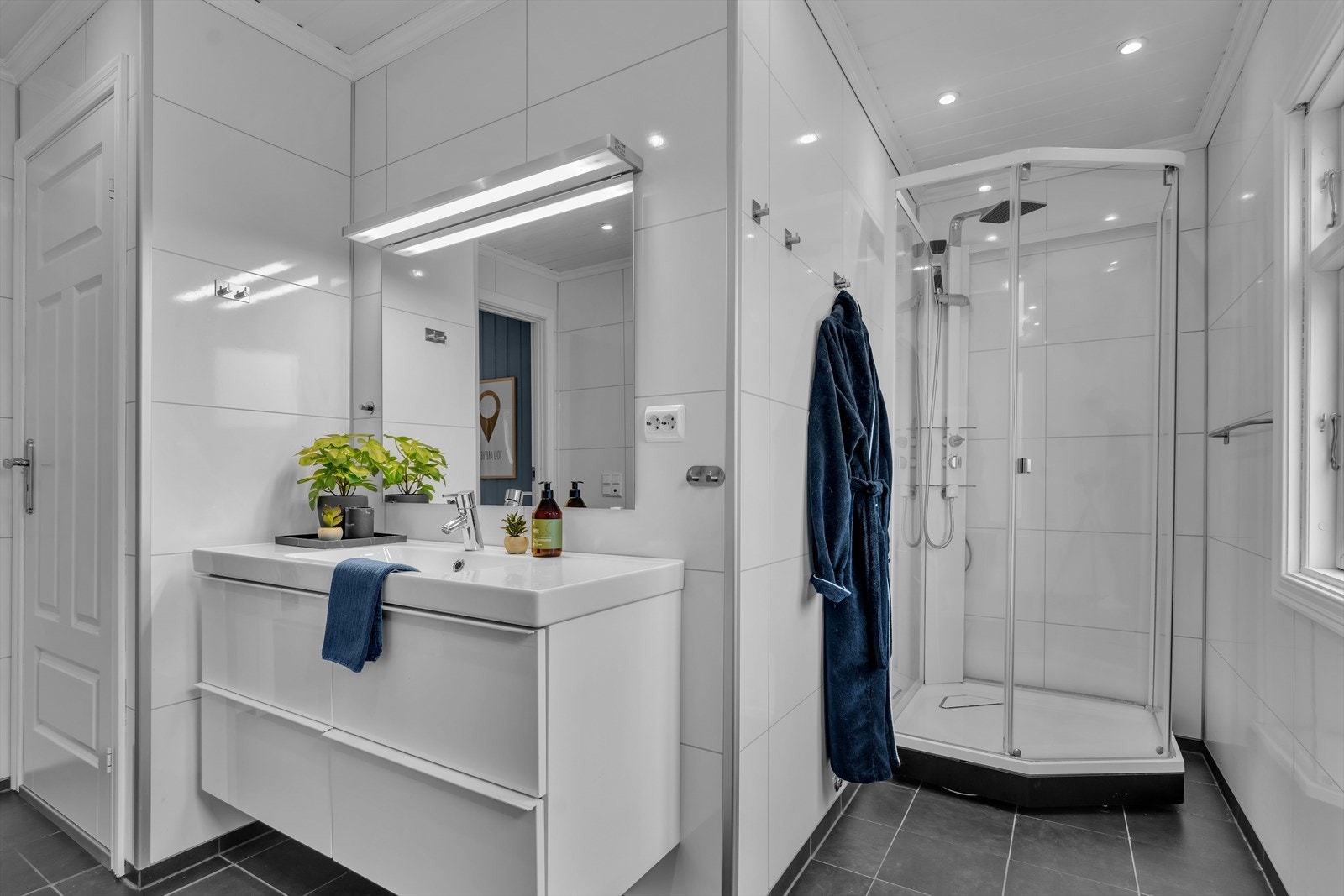 Badet er utstyrt med nedfelt servant, toalett, dusjkabinett og badekar. Ventilasjonen ivaretas av en elektrisk styrt vifte. Galleribilde
