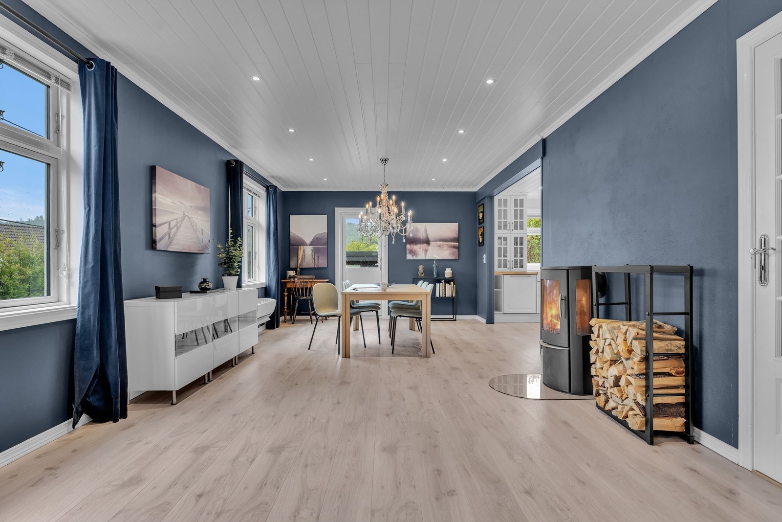 Stuen i 1. etasje strekker seg elegant over hele husets bredde og har store vindusflater som slipper inn rikelig med naturlig lys. Galleribilde